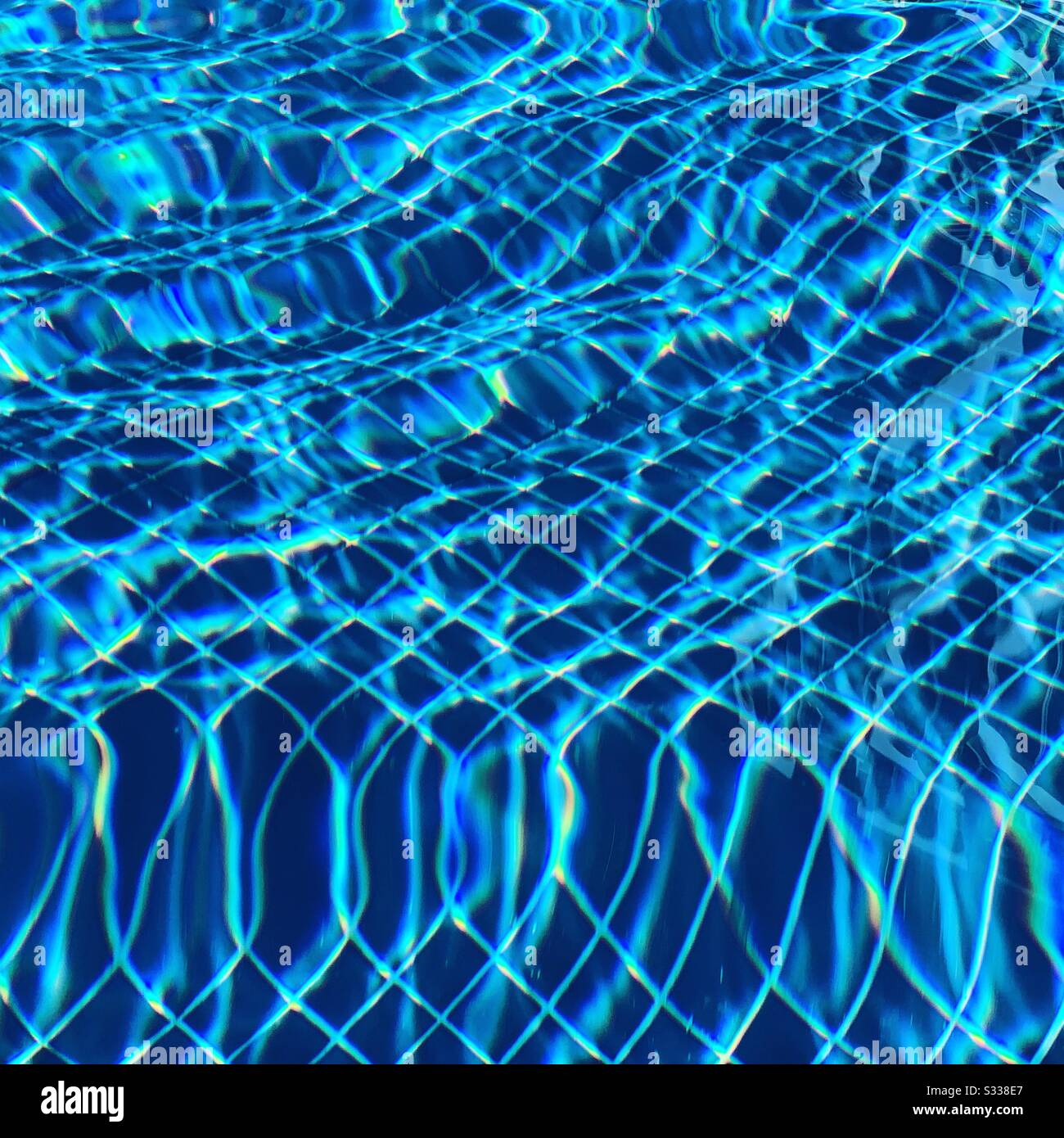 Lumière du soleil sur une piscine extérieure - Image de stock capturée avec un smartphone