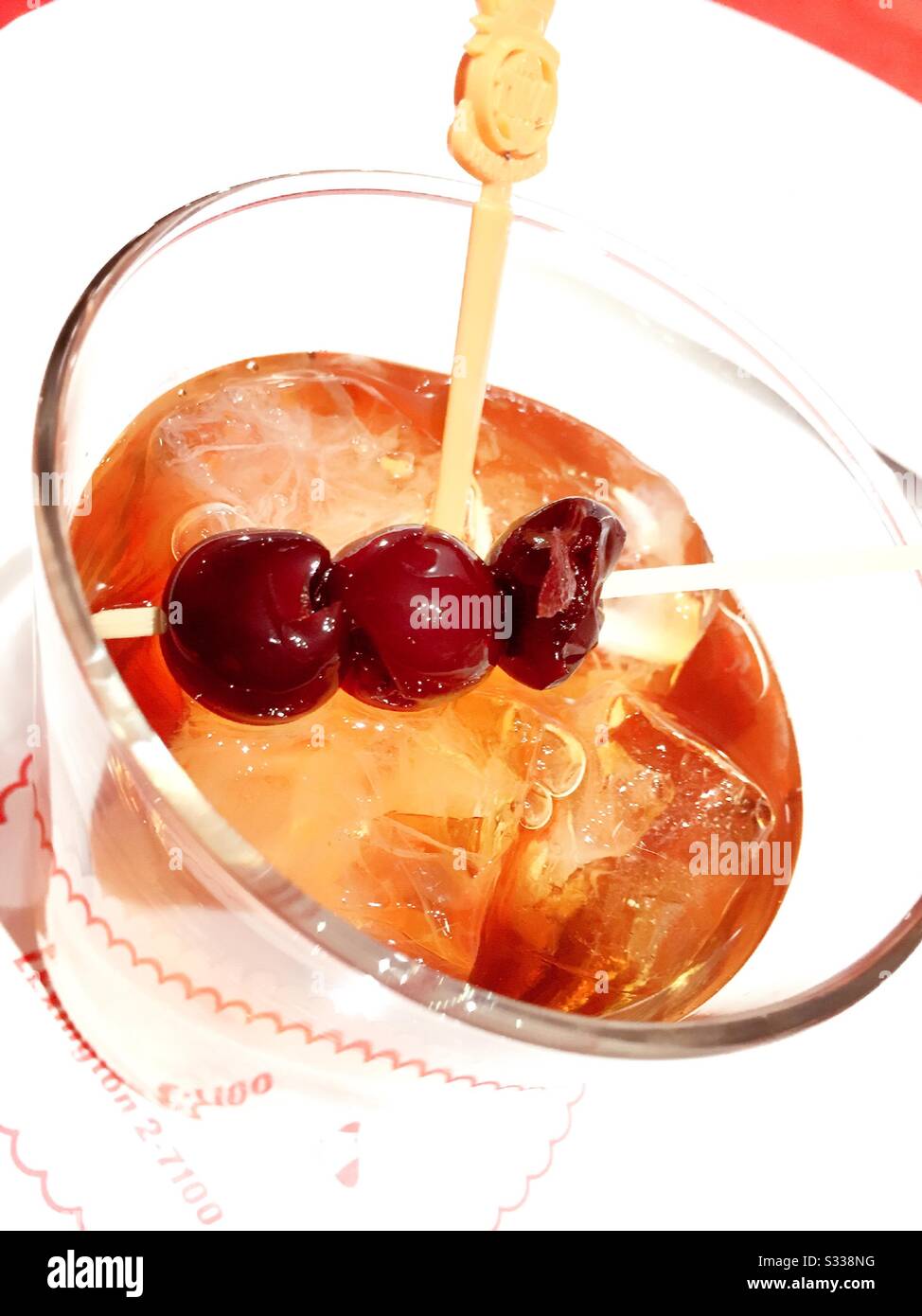 Gros plan sur un vieux cocktail de mode avec des cerises comme garniture, États-Unis - Image de stock capturée avec un smartphone
