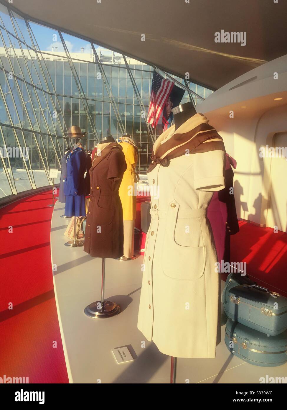 Exposition au musée des uniformes d'équipage à bord à l'hôtel TWA, à l'aéroport JFK, à New York, aux États-Unis - Image de stock capturée avec un smartphone