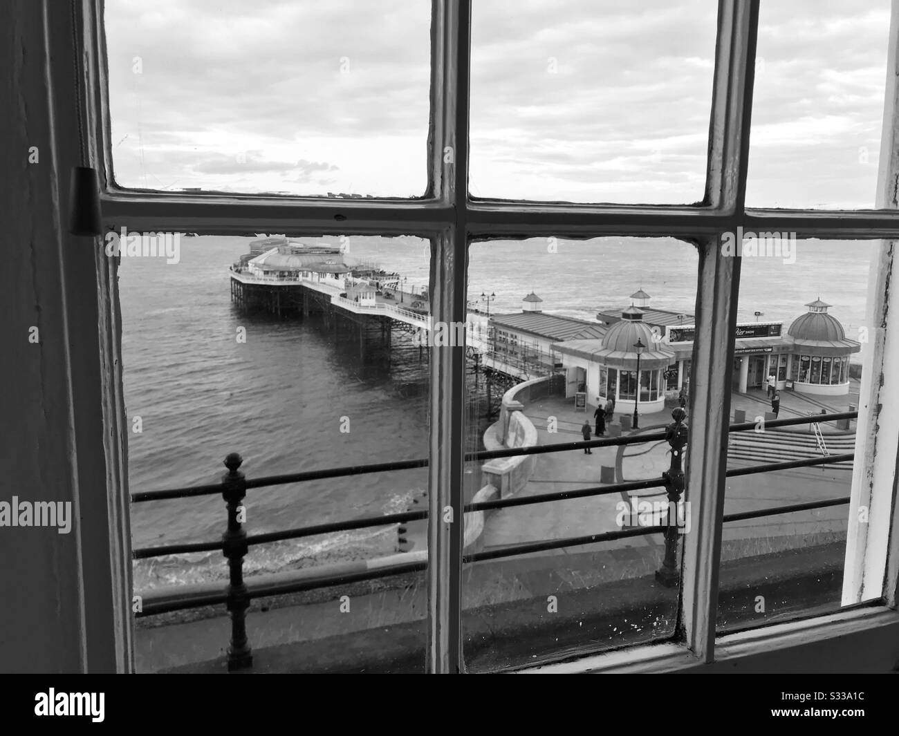 Jetée de bord de mer traditionnelle du Royaume-Uni à travers la fenêtre édouardienne donnant sur la mer Banque D'Images