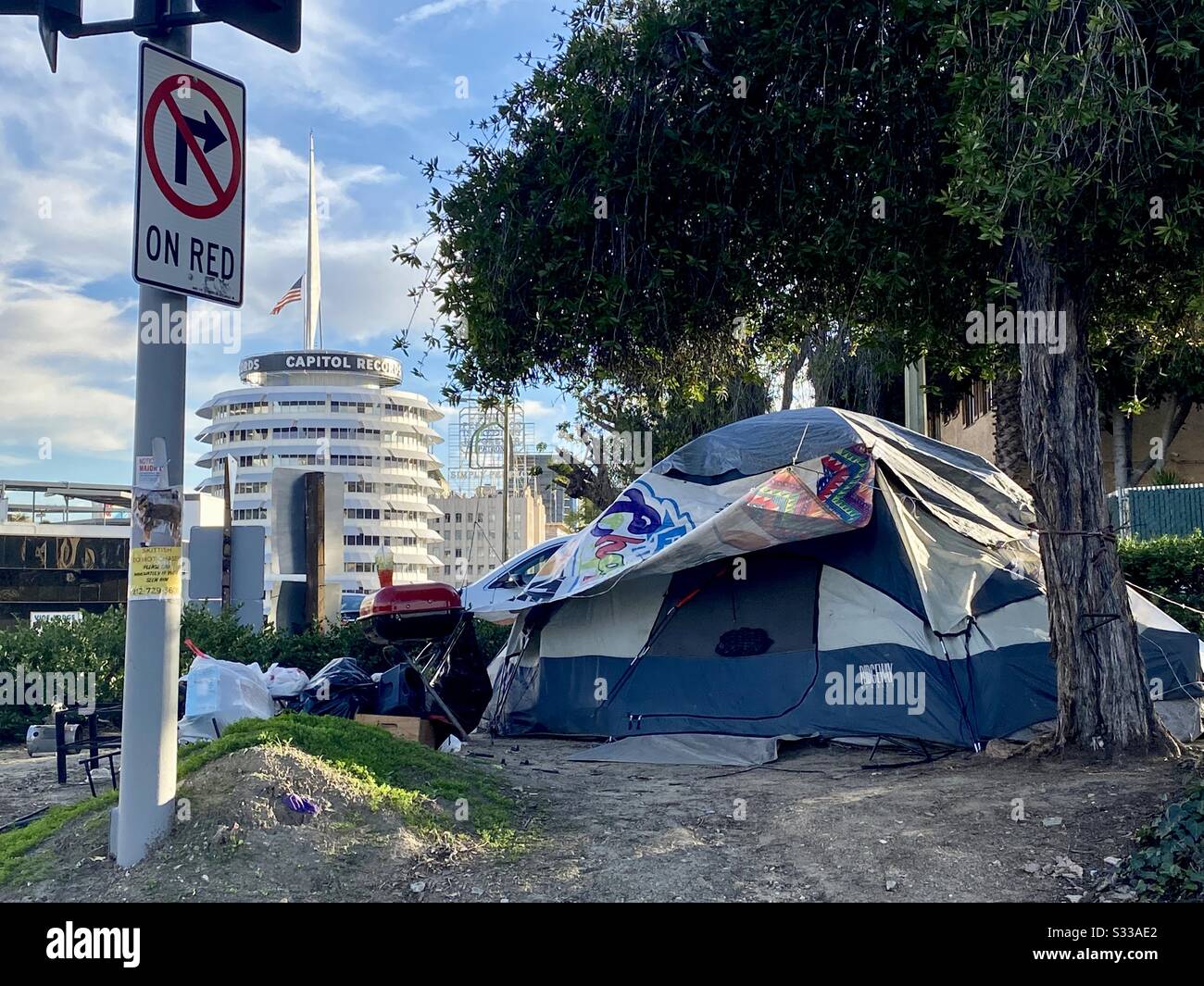 Los ANGELES, CA, JAN 2020: Vue rapprochée tente sans abri sur le côté d'une rue à Hollywood. Bâtiment des dossiers de capital en arrière-plan - Image de stock capturée avec un smartphone