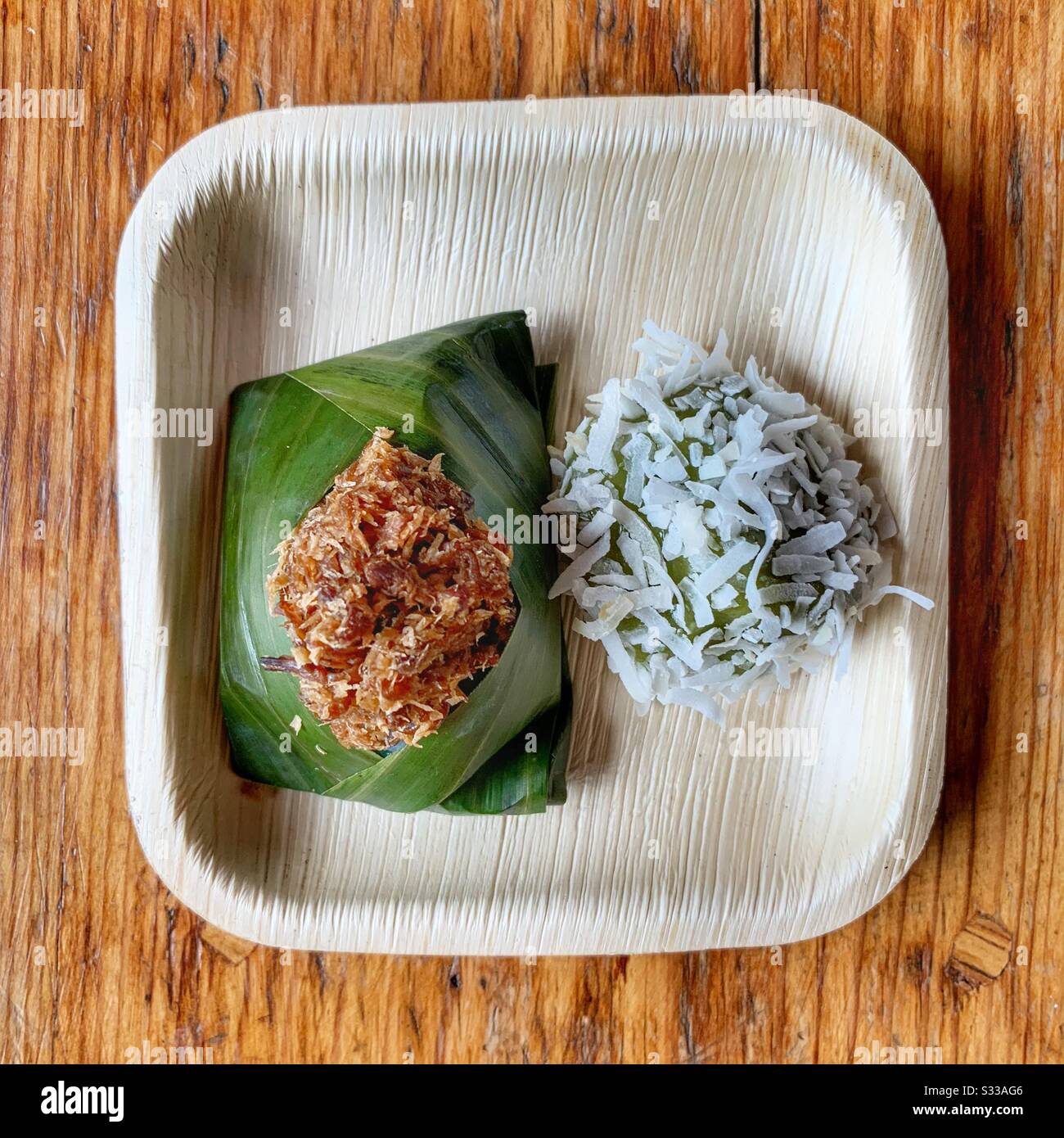 Onde de dessert asiatique (gauche). Droite est l'inti pulut enveloppé dans la feuille de banane. Souvent fabriqué en Malaisie et en Indonésie Banque D'Images