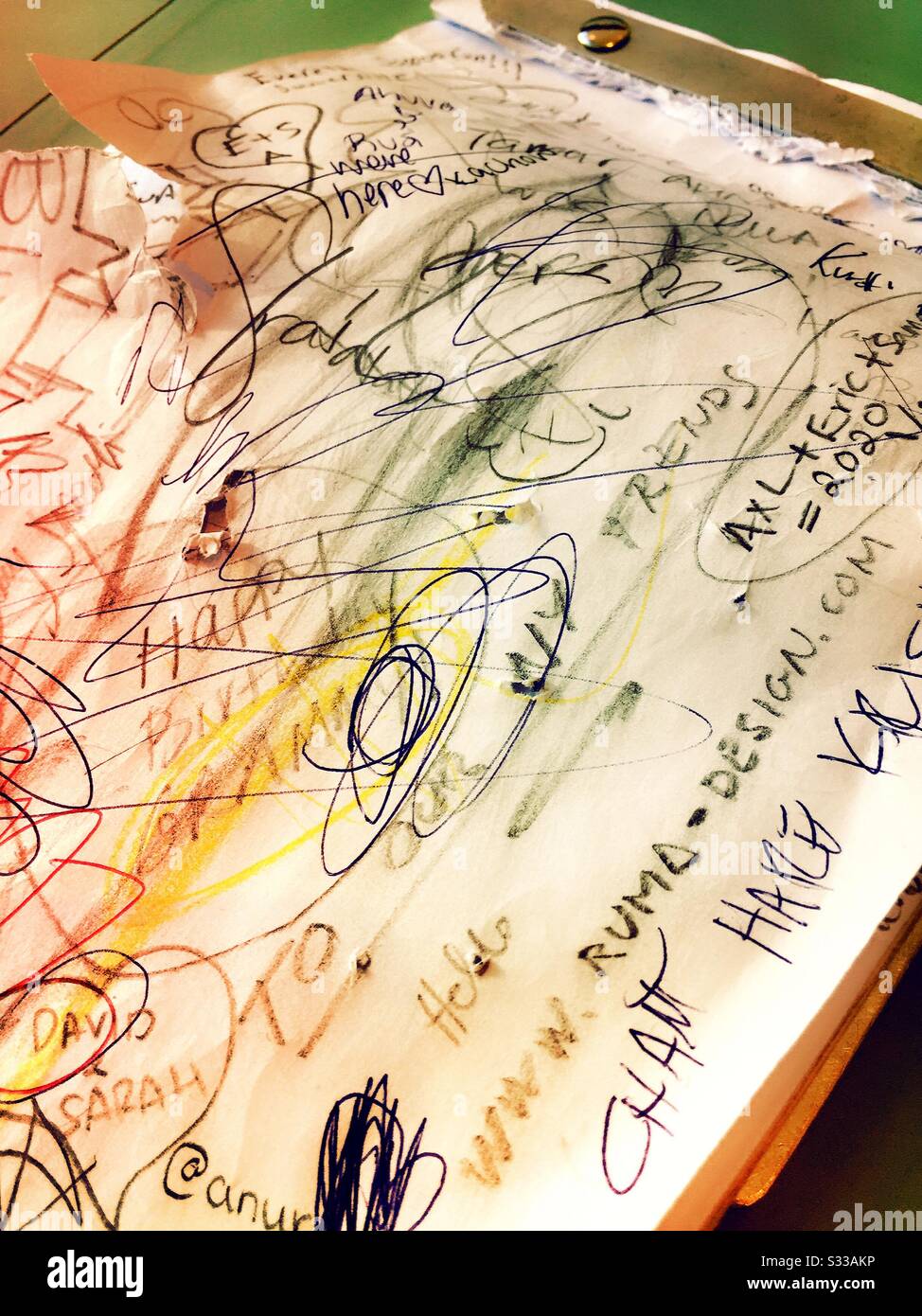 Gros plan d'un bloc-notes rempli de gribouillis et de scribbles, États-Unis Banque D'Images