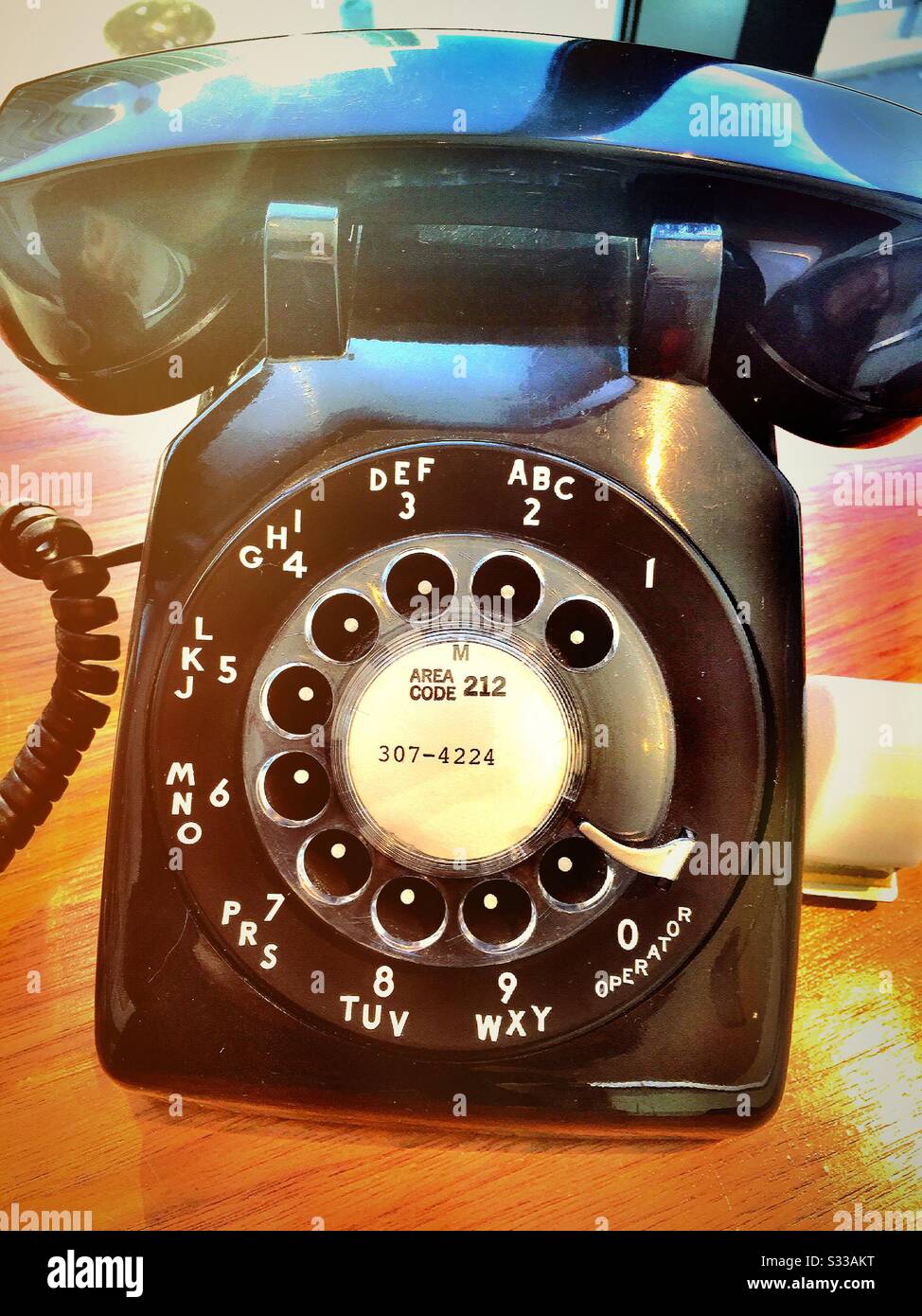 Téléphone noir filaire à cadran rotatif vintage, années 60, États-Unis Banque D'Images