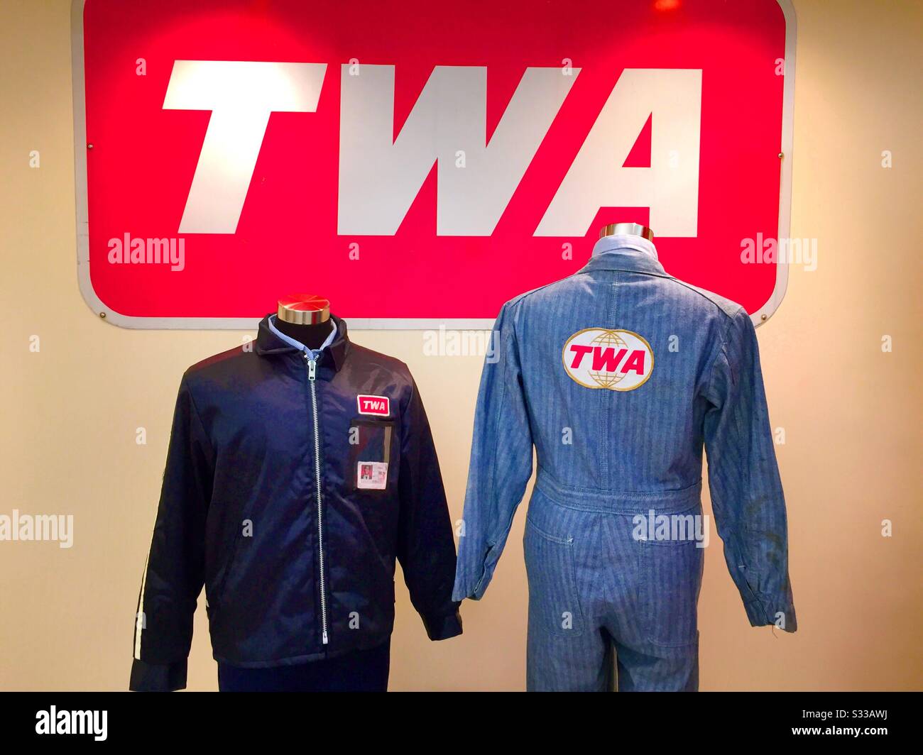 Les travailleurs de l'entretien de Trans World Airlines et les uniformes des porte-bagages des années 60 sont exposés dans le hall de l'hôtel TWA, à l'aéroport JFK, à New York, aux États-Unis - Image de stock capturée avec un smartphone