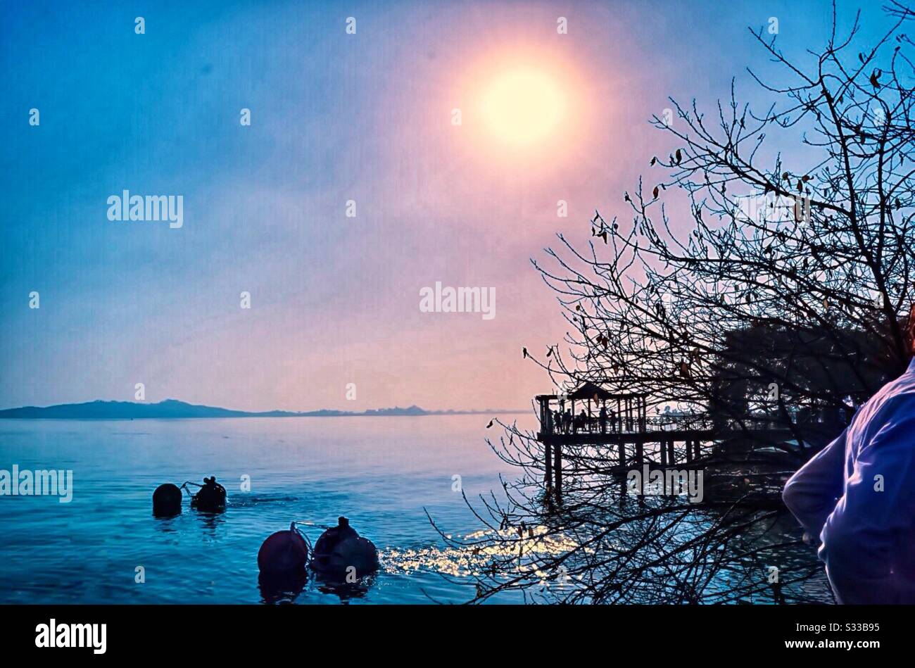 Le magnifique parc avec vue sur le lac de la ville d'Islamabad Banque D'Images