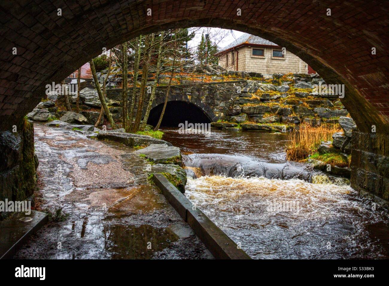 Ponts et tunnels en pierre dans le centre-ville d'Aviemore, en Écosse. - Image de stock capturée avec un smartphone