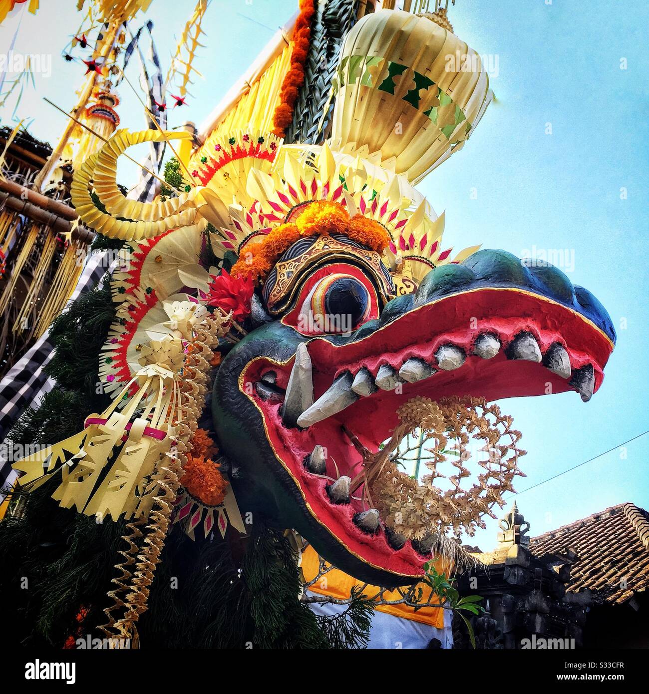 Le papier peint traditionnel maché et le dragon tissé de feuilles de palmier, une décoration de rue pour un festival religieux à Ubud, Bali, Indonésie Banque D'Images