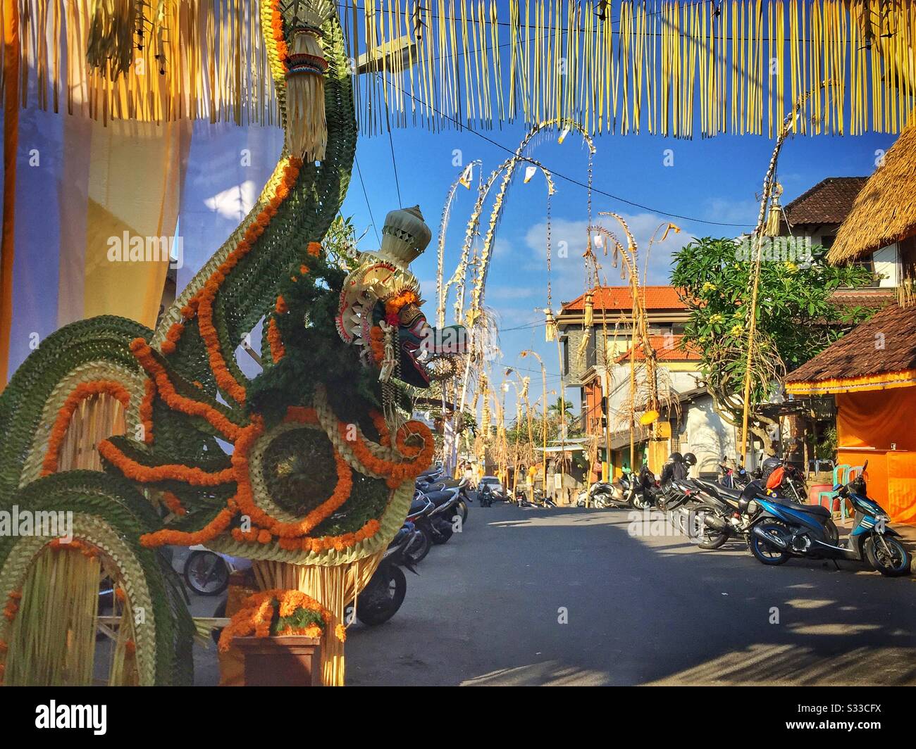 Le papier peint traditionnel maché et le dragon tissé de feuilles de palmier, une décoration de rue pour un festival religieux à Ubud, Bali, Indonésie Banque D'Images