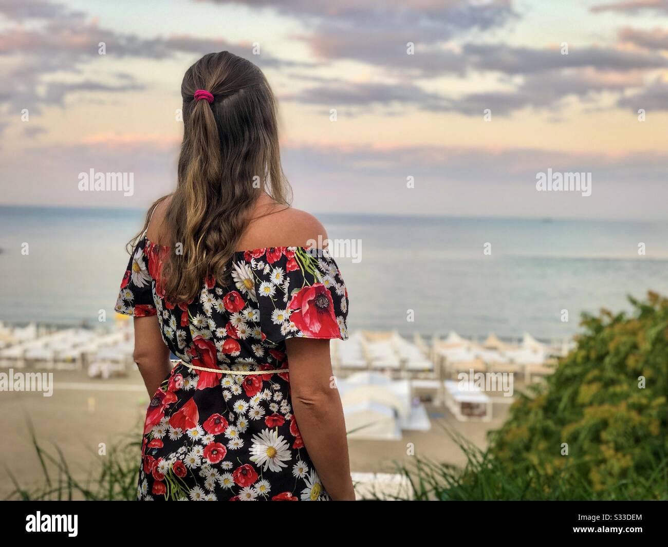 Femme en été robe regardant la mer - Image de stock capturée avec un smartphone