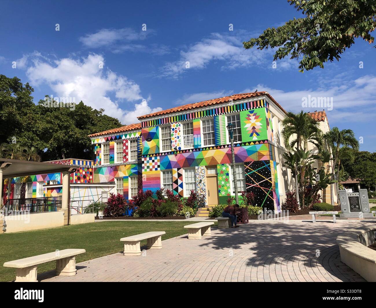 Peintures murales colorées et motifs sur le bâtiment annexe de l'hôtel de ville dans le centre-ville de Lake Worth Beach, Floride. Banque D'Images