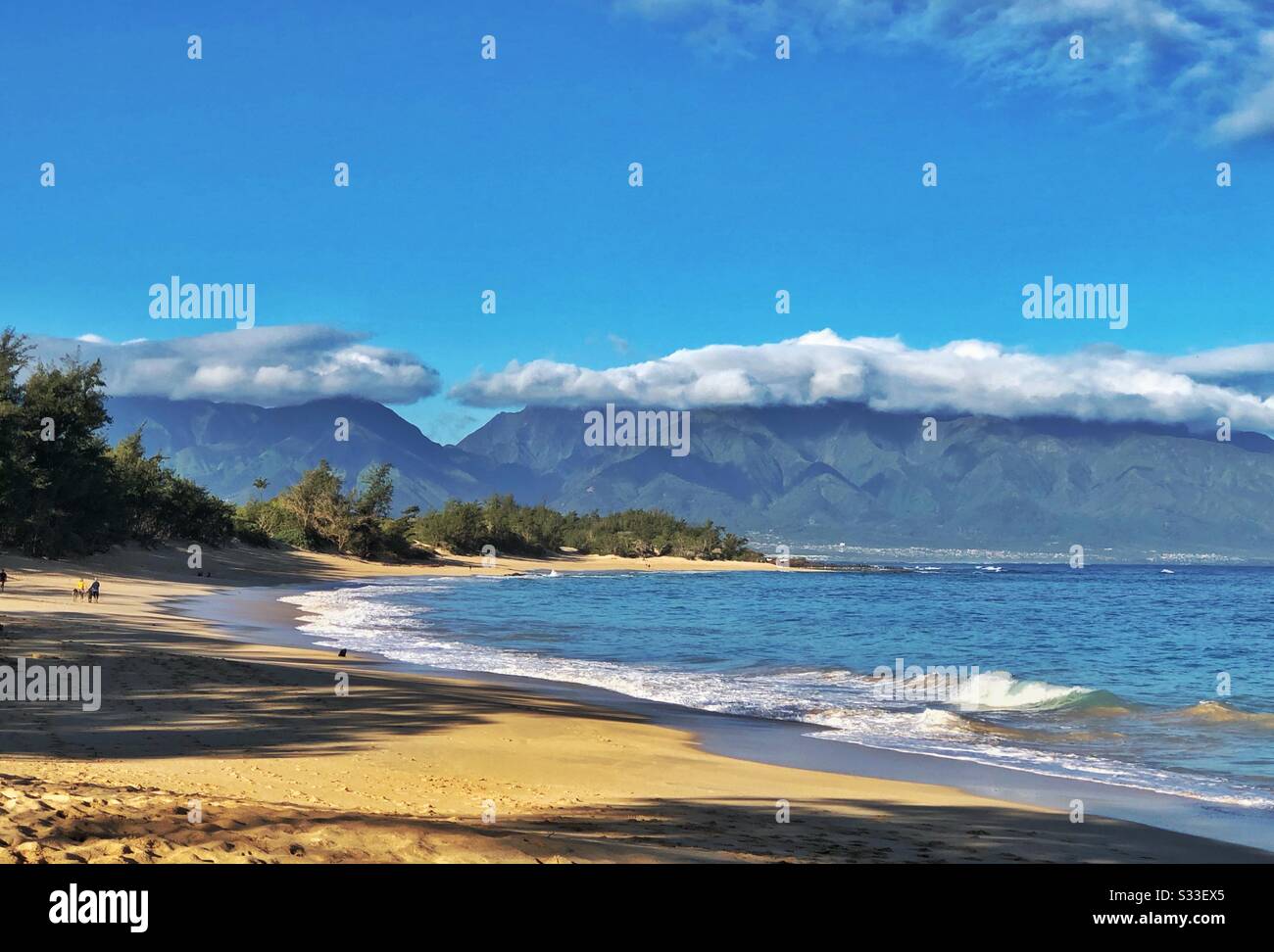 Baldwin Beach Park près de Paia sur l'île de Maui dans l'état d'Hawaï, États-Unis. Montagnes de l'ouest de Maui et vallée d'Iao en arrière-plan. Banque D'Images