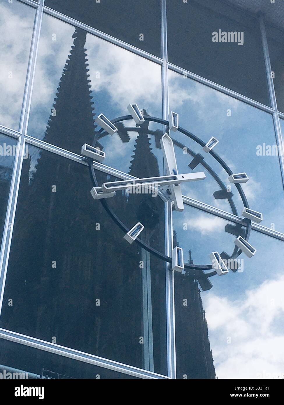 Allemagne, Köln, fév. 2020: Kölner Dom avec horloge. Banque D'Images