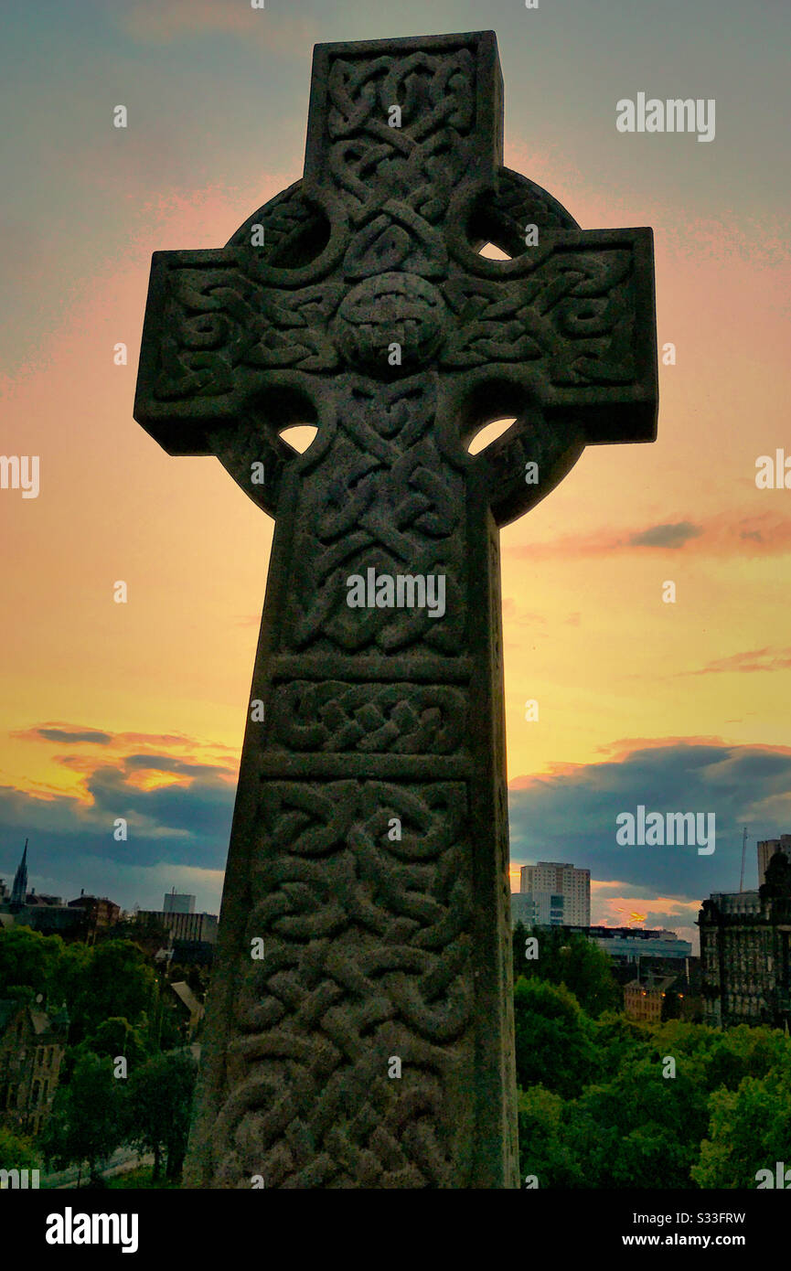 Croix Celtique À La Nécropole De Glasgow, Écosse. - Image de stock capturée avec un smartphone