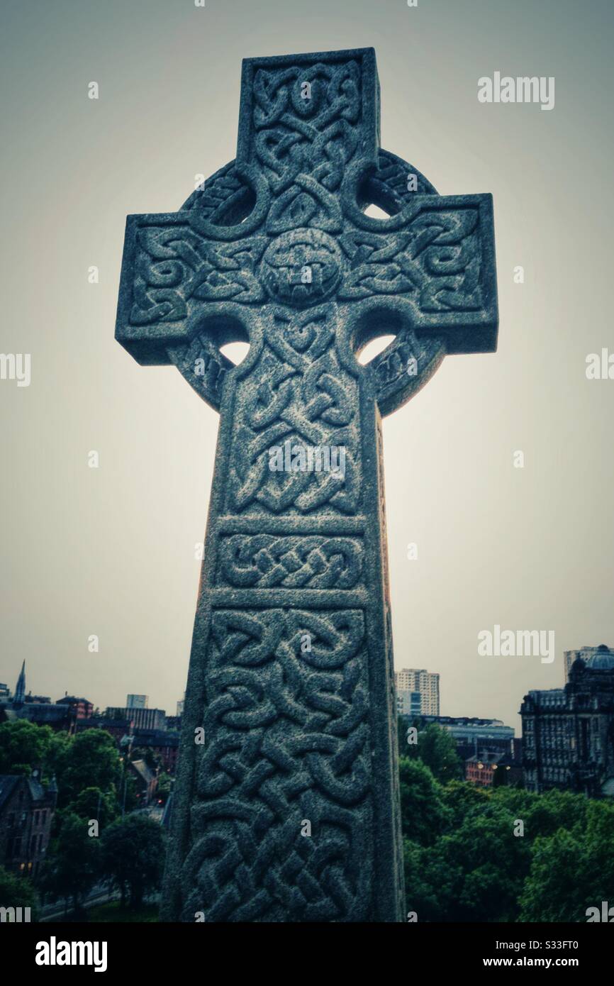 Croix Celtique À La Nécropole De Glasgow, Écosse. - Image de stock capturée avec un smartphone