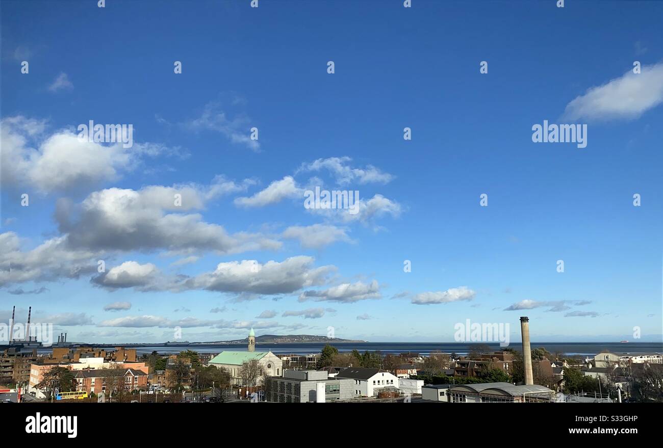 Vue panoramique sur la baie de Dublin, l'Irlande des tours Poolbeg au mont Merrion avec Howth Head au loin. - Image de stock capturée avec un smartphone