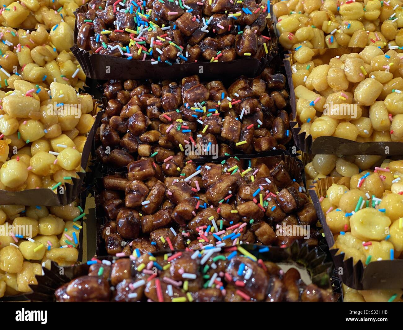 Cicerchiata, le gâteau traditionnel pour la saison du Carnaval, région des Abruzzes, Italie Banque D'Images