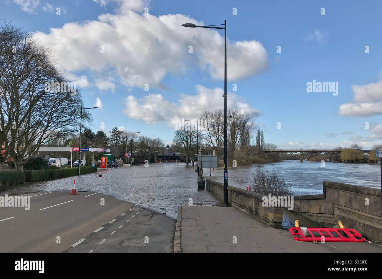 Inondation de la rivière Severn le long de Hylton Road (A44), à Worcester, Royaume-Uni. Prise du pont de Worcester en février 2020. Banque D'Images