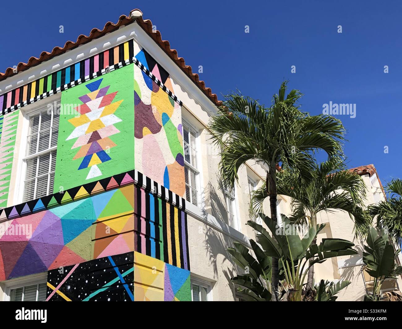 Bâtiment coloré de l'hôtel de ville annexe à Lake Worth, Floride peint avec des motifs graphiques et géométriques. - Image de stock capturée avec un smartphone