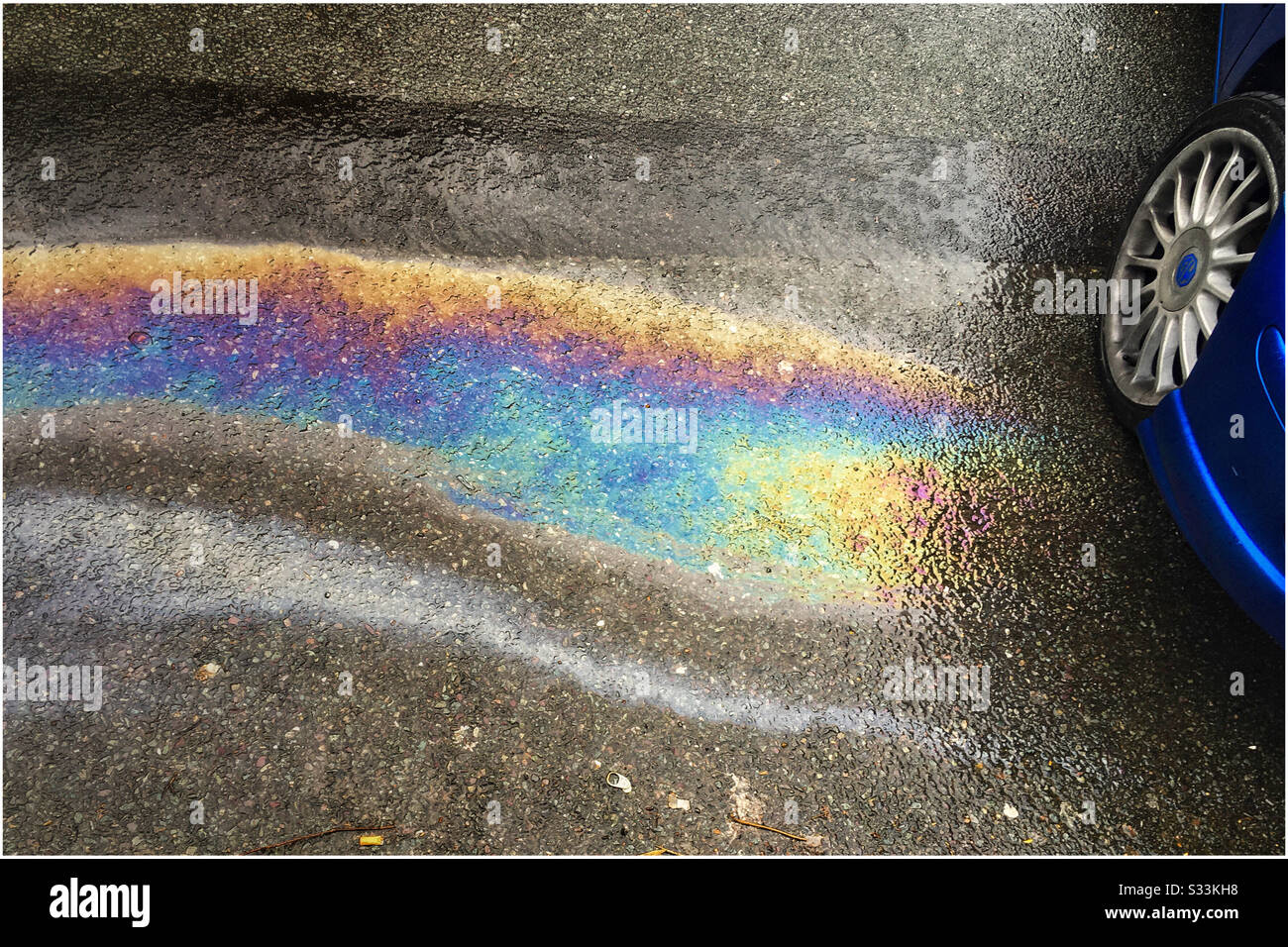 Déversement d'essence arc-en-ciel - Image de stock capturée avec un smartphone