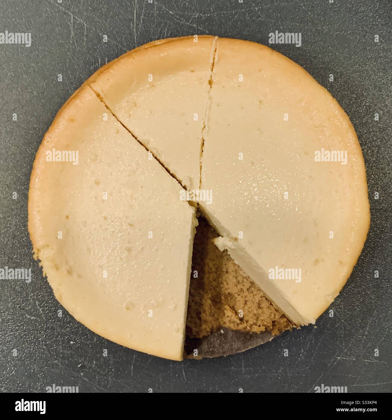 Un délicieux morceau rond de cheesecake prêt à être tranché et servi Banque D'Images