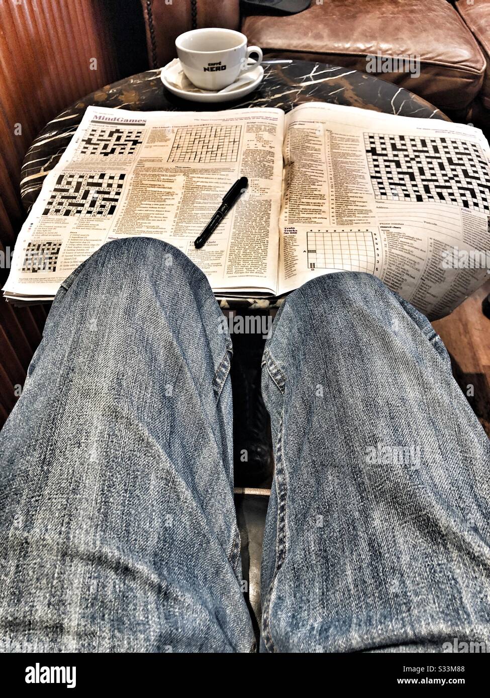 Crosswords et Sudoku dans le café Banque D'Images