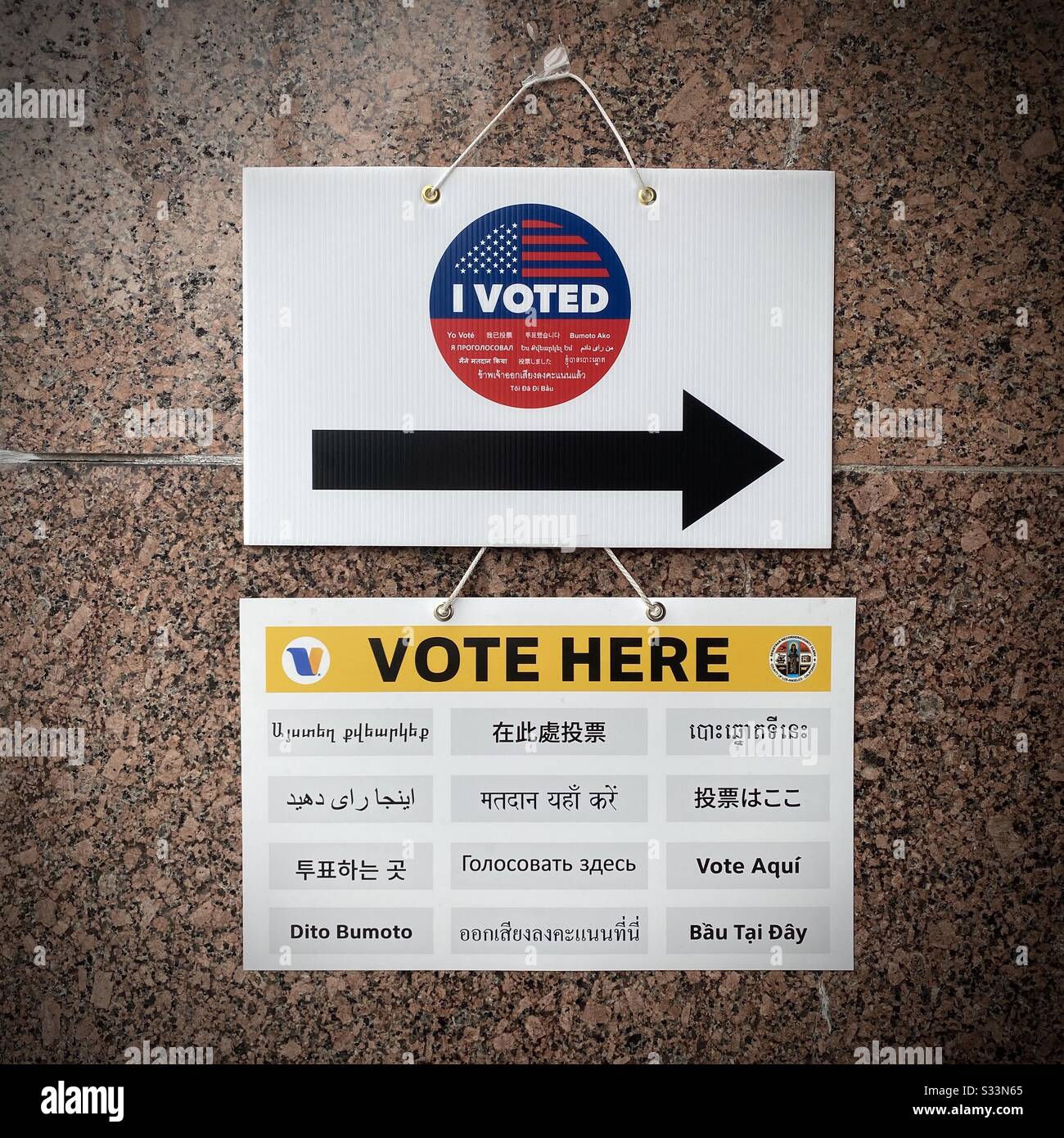 Los ANGELES, CA, MARS 2020: Signalisation en plusieurs langues, à l'extérieur du centre de vote de Kenneth Hahn Hall of Administration, dans le centre civique du centre-ville - Image de stock capturée avec un smartphone