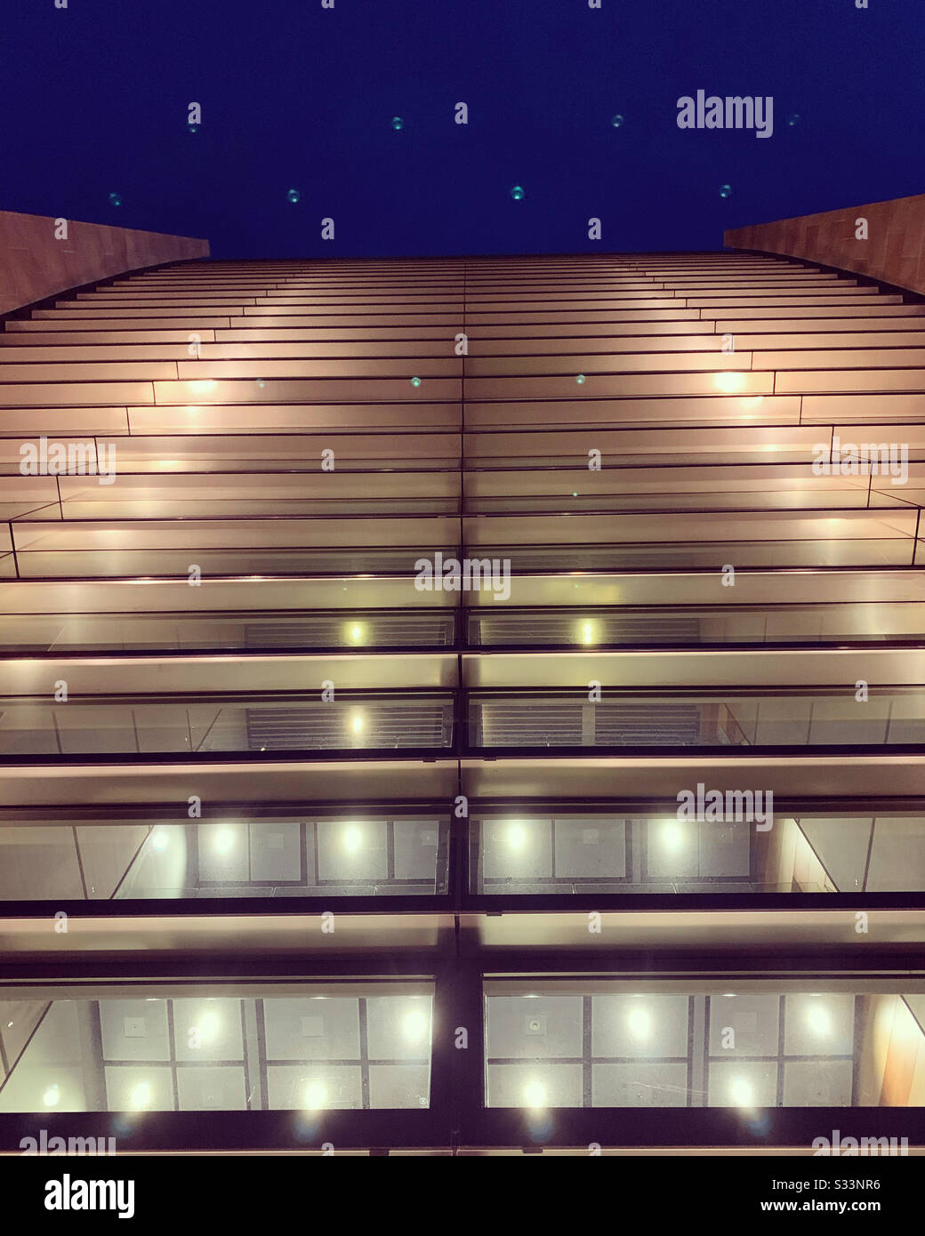Vue abstraite des bureaux la nuit. Banque D'Images