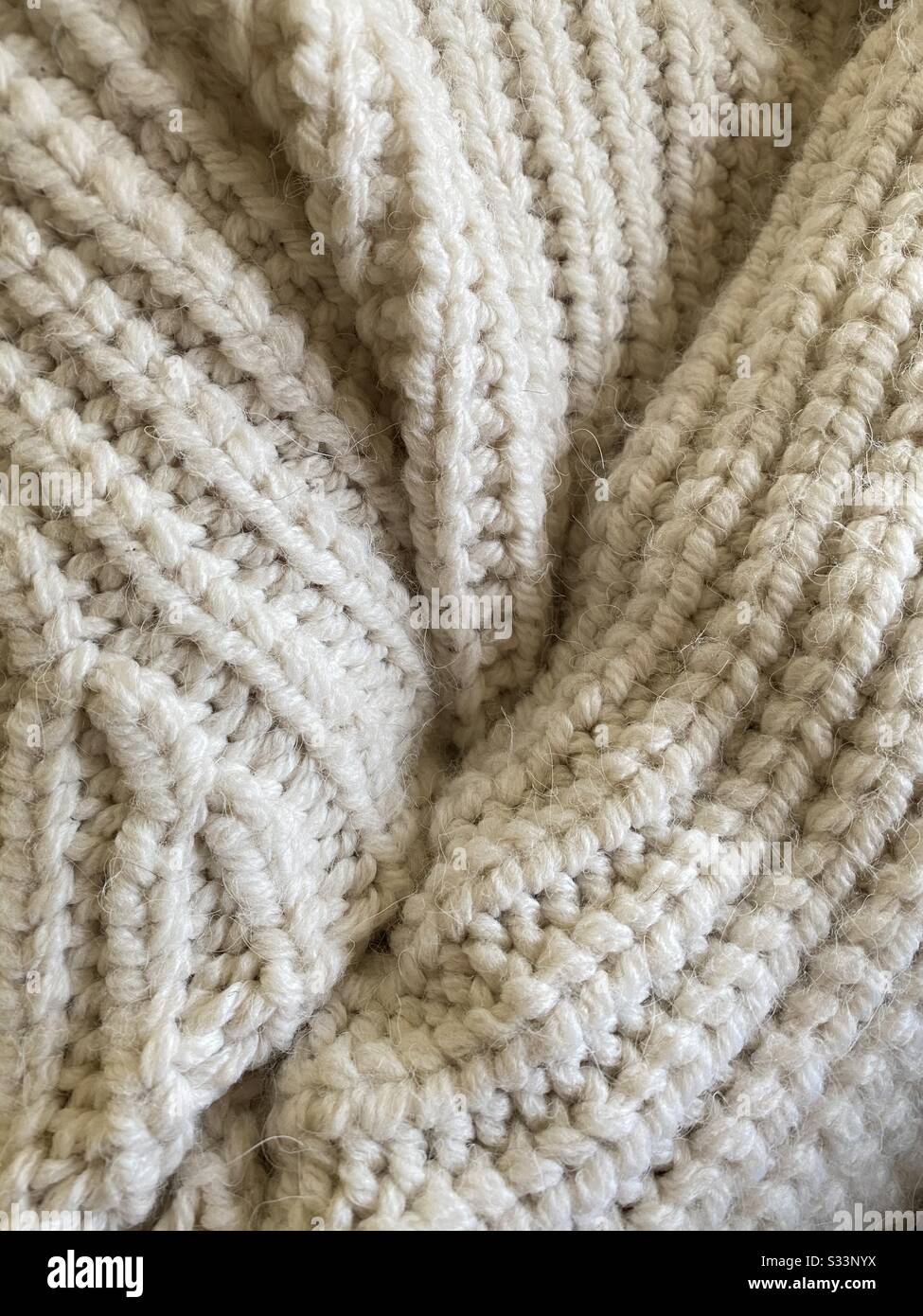 Gros plan sur un pull en laine à grosse maille pour homme. Vêtements  d'hiver confortables et épais Photo Stock - Alamy