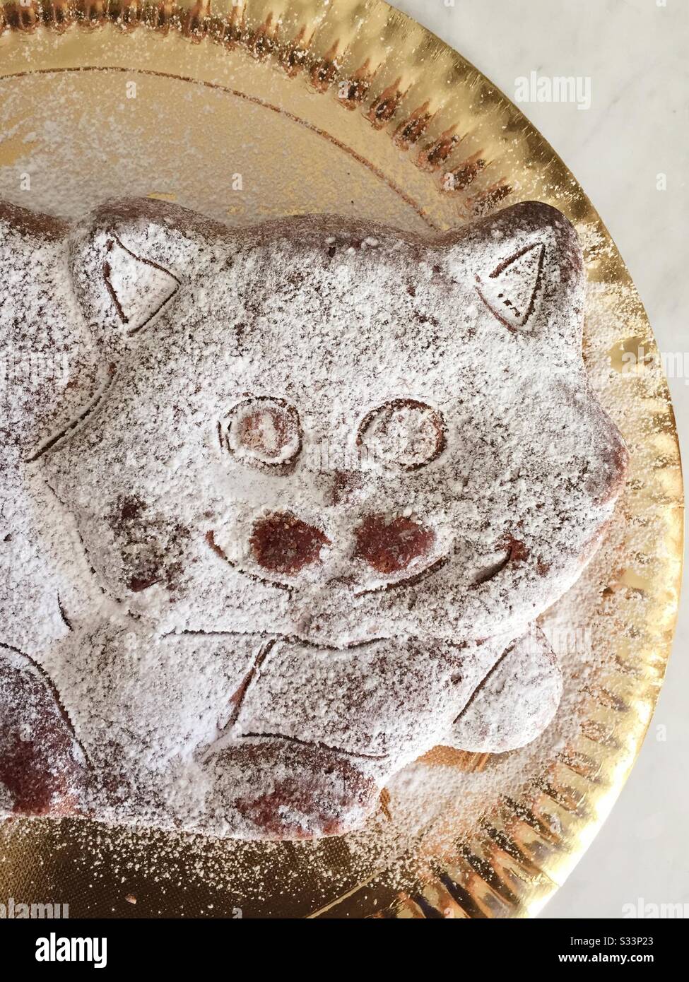Gateau De Forme De Chat Photo Stock Alamy Gateau De Forme De Chat Photo Stock Alamy