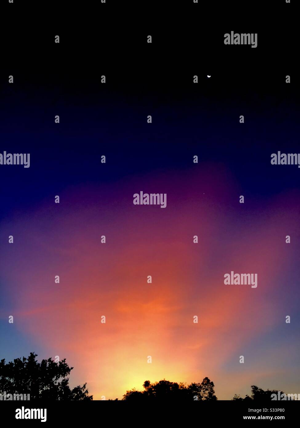 Scène de Soirée orange avec la Lune suspendue Haut dans le ciel • vue naturelle Samedi, 19:33 P.M. Malaisie Banque D'Images