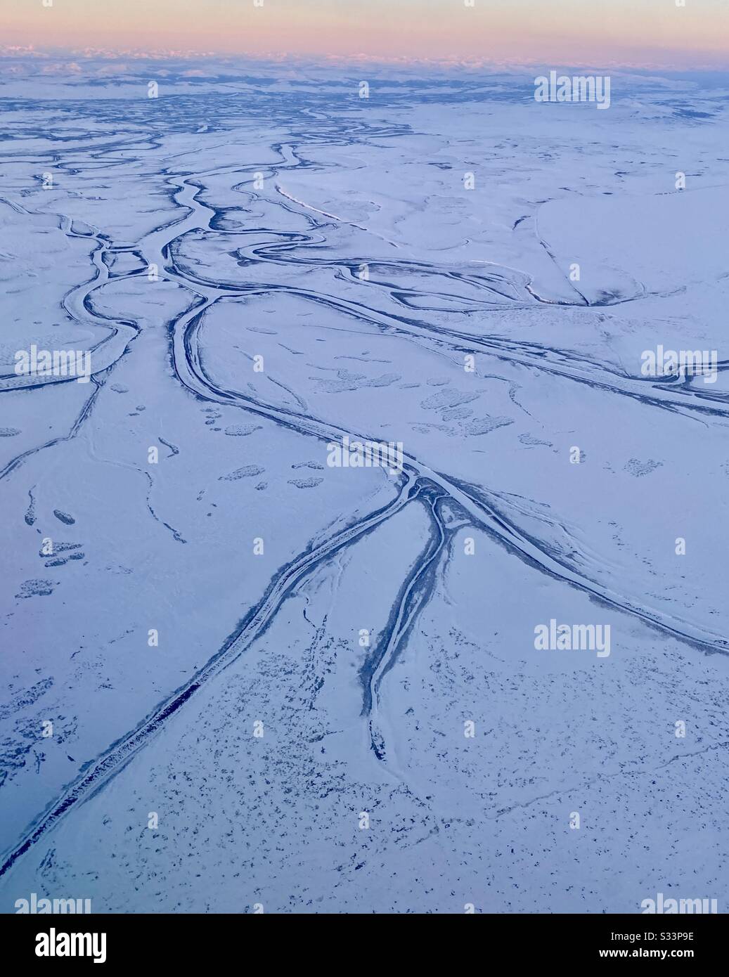 Toundra gelée et réseau fluvial local dans l'arctique de l'Alaska, près de Kotzebue, en Alaska, dans l'arrondissement nord-ouest de l'arctique. - Image de stock capturée avec un smartphone