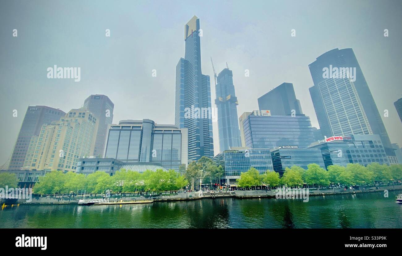 Ville de Melbourne depuis la Yarra River. Victoria, Australie Banque D'Images