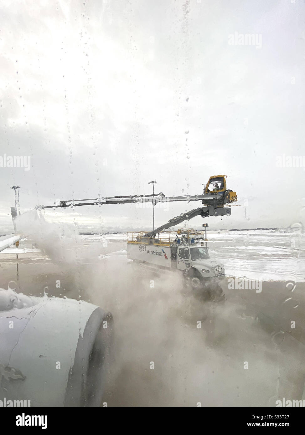 Dégivrage de l'avion American Airlines. - Image de stock capturée avec un smartphone