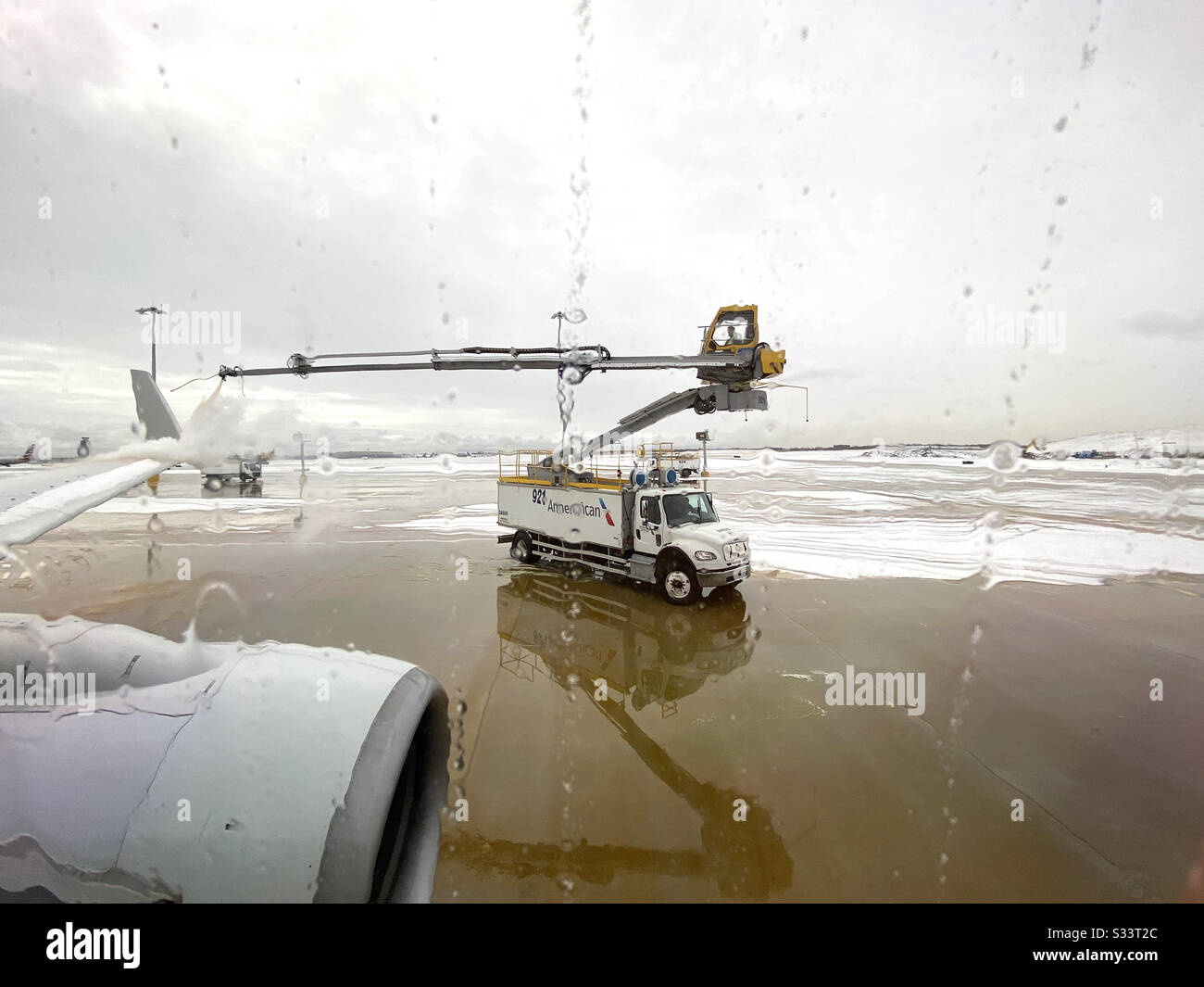 Dégivrage de l'avion American Airlines. - Image de stock capturée avec un smartphone