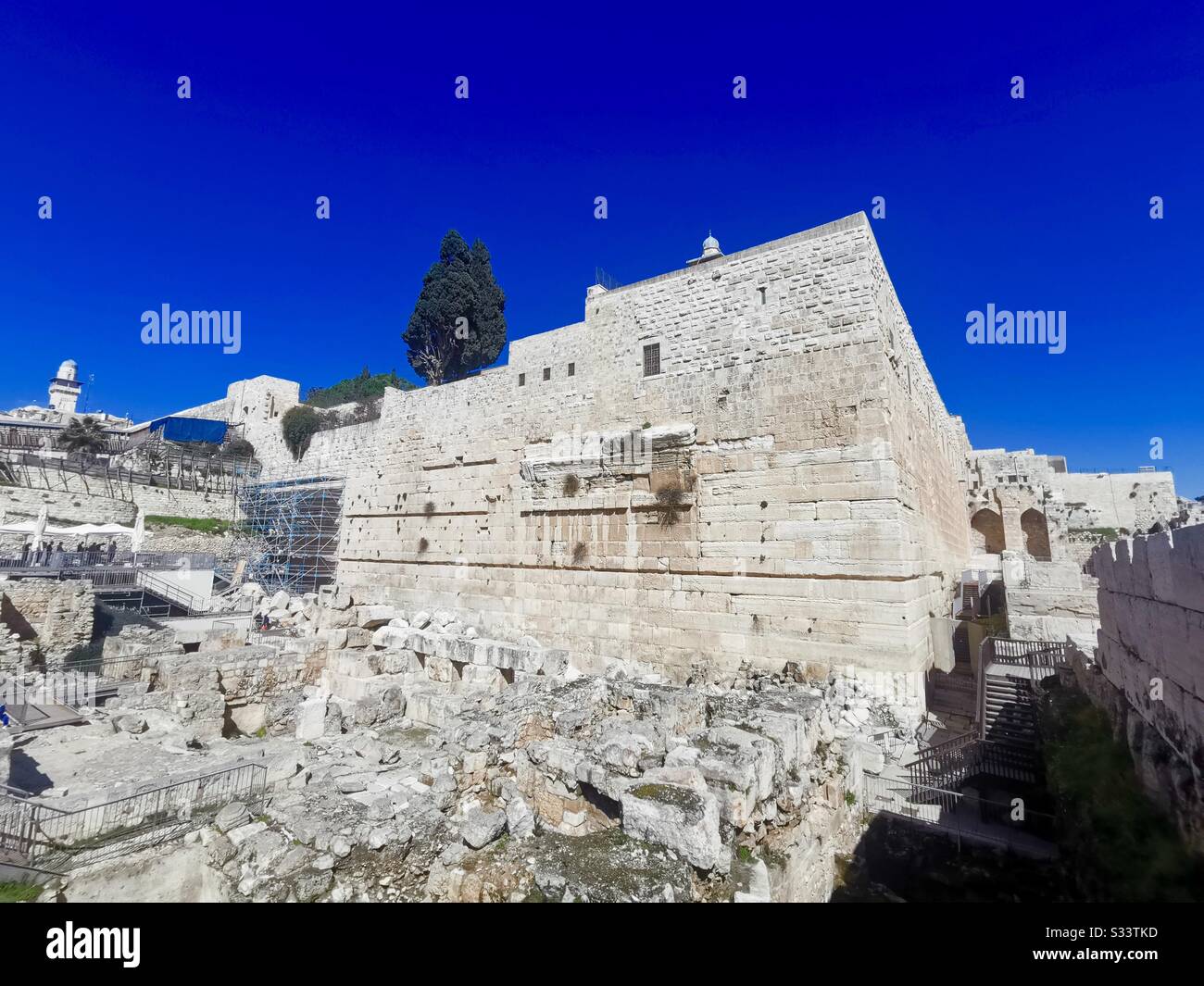 L’arche de Robinson et le parc archéologique près du mont du Temple dans la vieille ville de Jérusalem. - Image de stock capturée avec un smartphone
