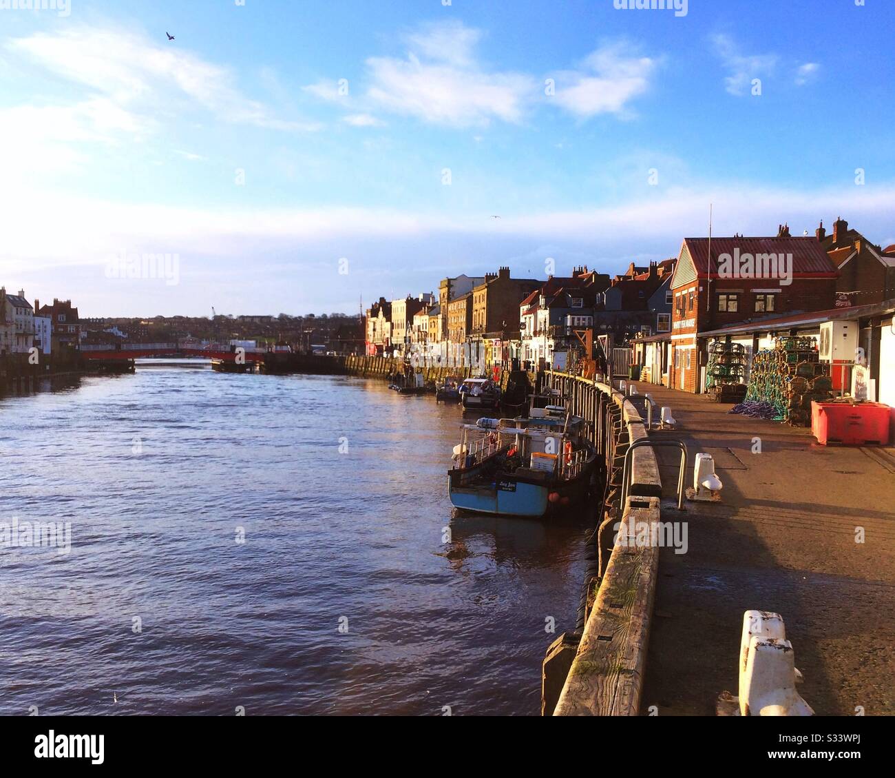 Vue tôt le matin sur le port de Whitby depuis le marché aux poissons local. Angleterre, Royaume-Uni - Image de stock capturée avec un smartphone