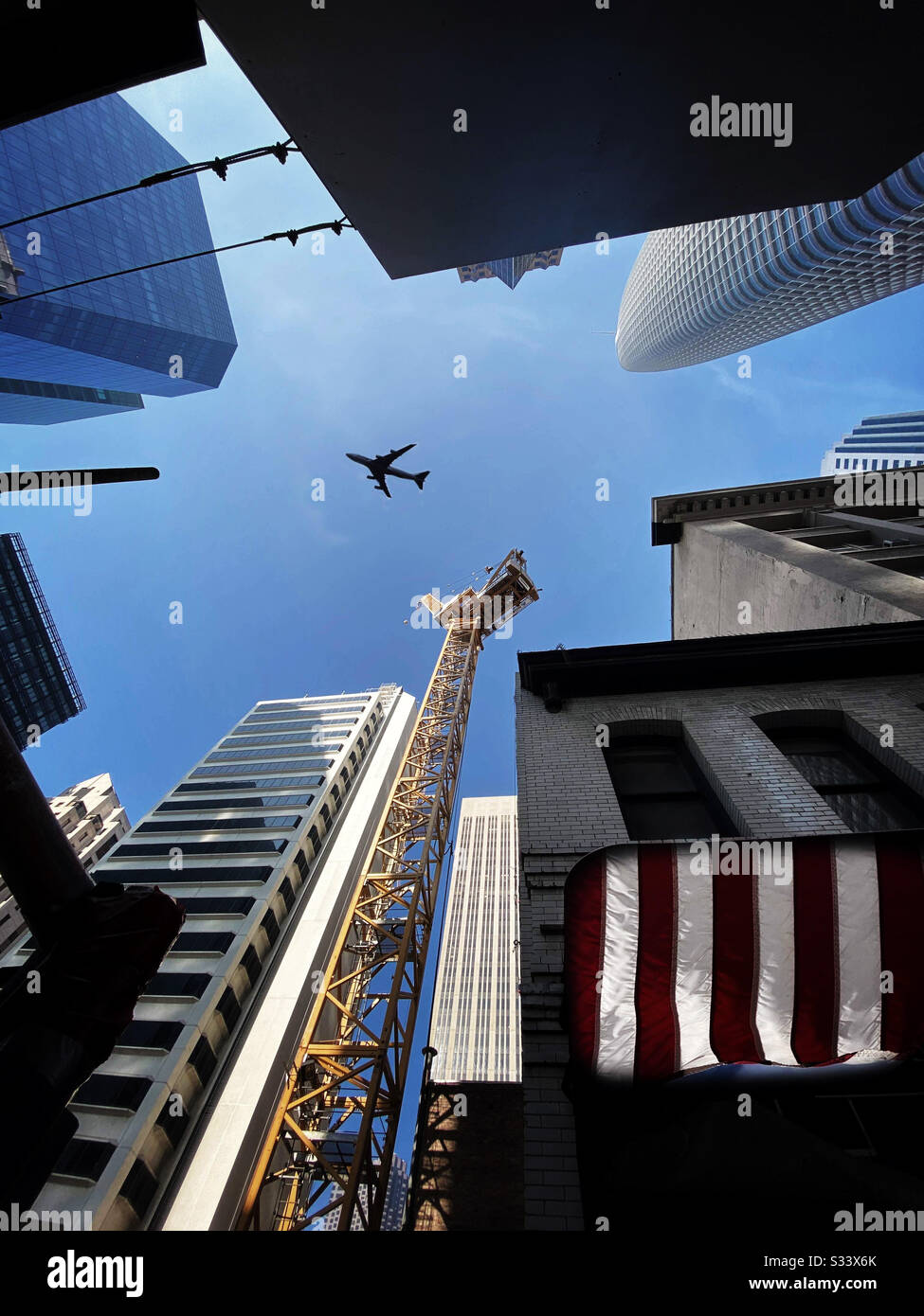 Avion survolant un chantier de construction dans une ville américaine Banque D'Images