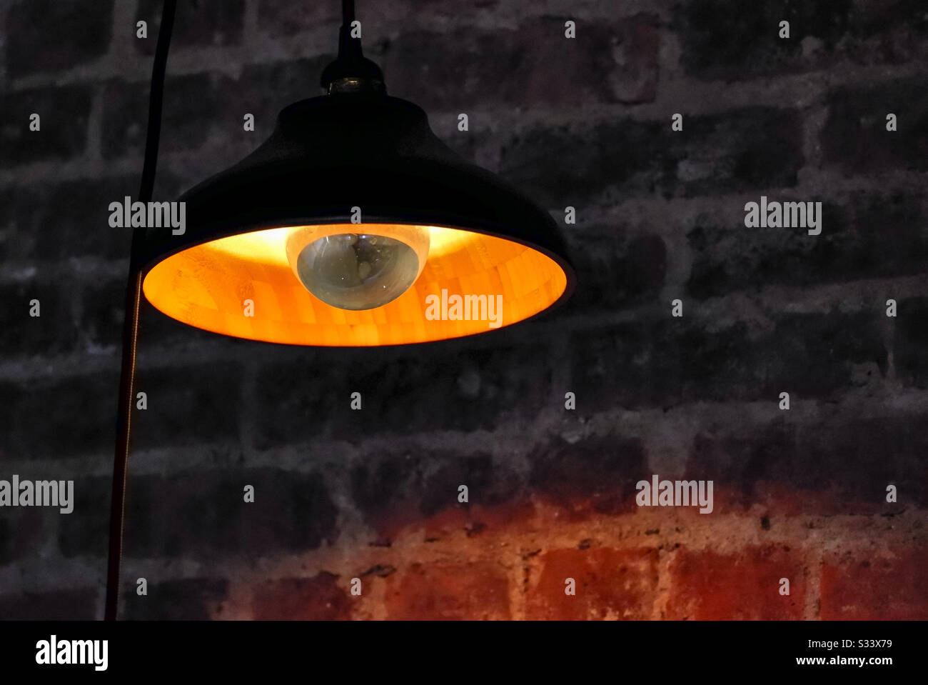 Suspension lumineuse dans un bar sombre Banque D'Images