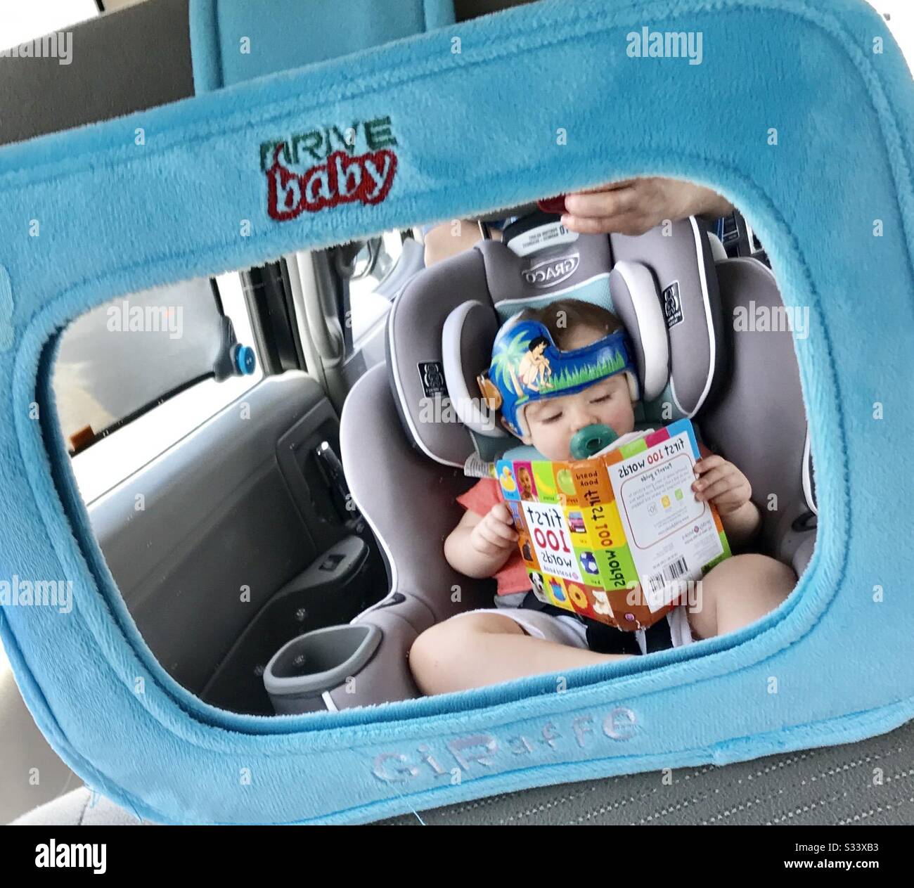 Reflexion Du Bebe Dans Une Voiture Murrow Regardant Le Livre Bebe Porte Un Casque Pour Tete Plate Plagiocephaly Photo Stock Alamy Reflexion Du Bebe Dans Une Voiture Murrow Regardant Le Livre Bebe Porte Un Casque Pour Tete Plate Plagiocephaly Photo Stock Alamy