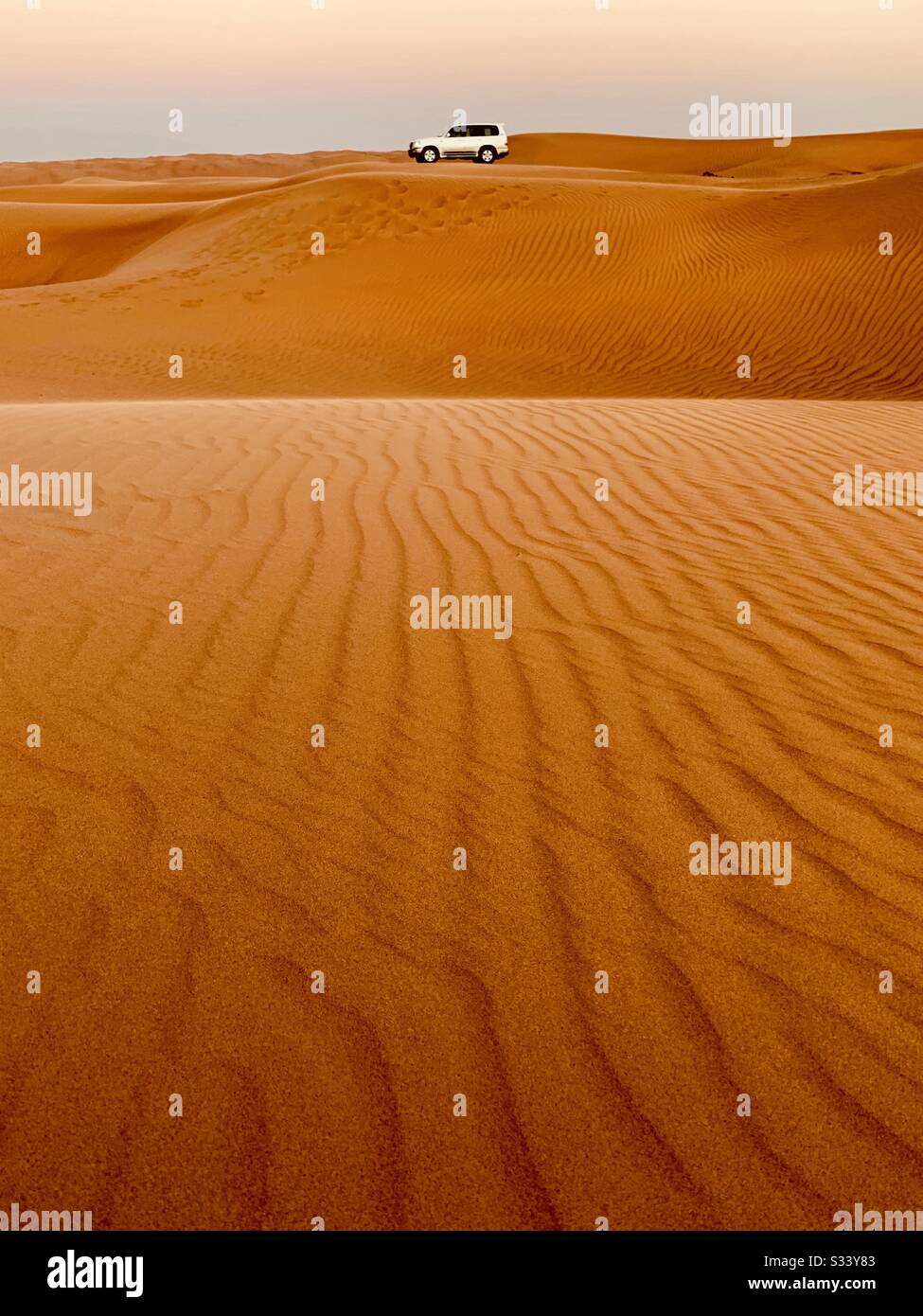 SUV dans les dunes de sable d'Oman Banque D'Images
