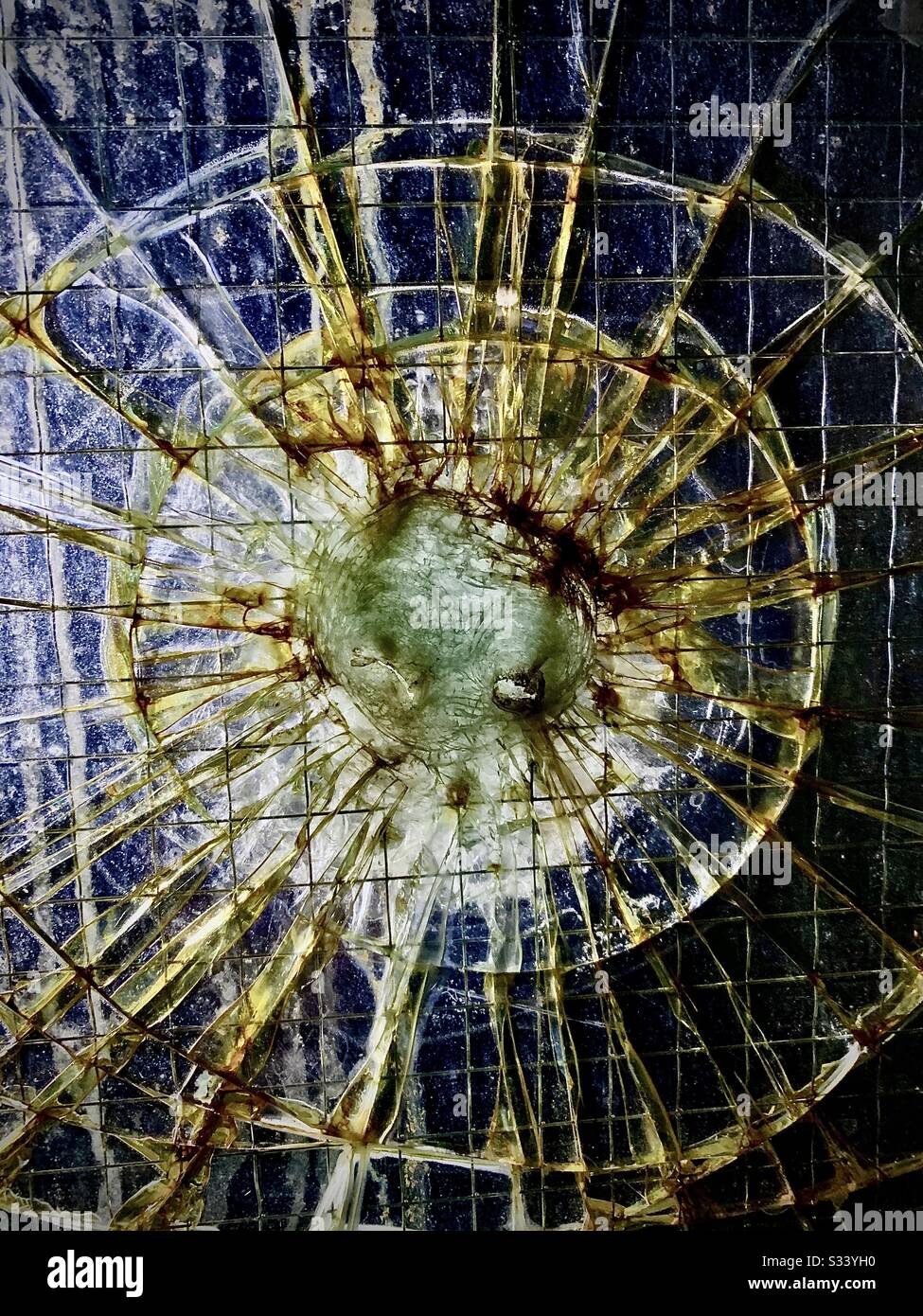 Verre de sécurité vandalisé - Image de stock capturée avec un smartphone