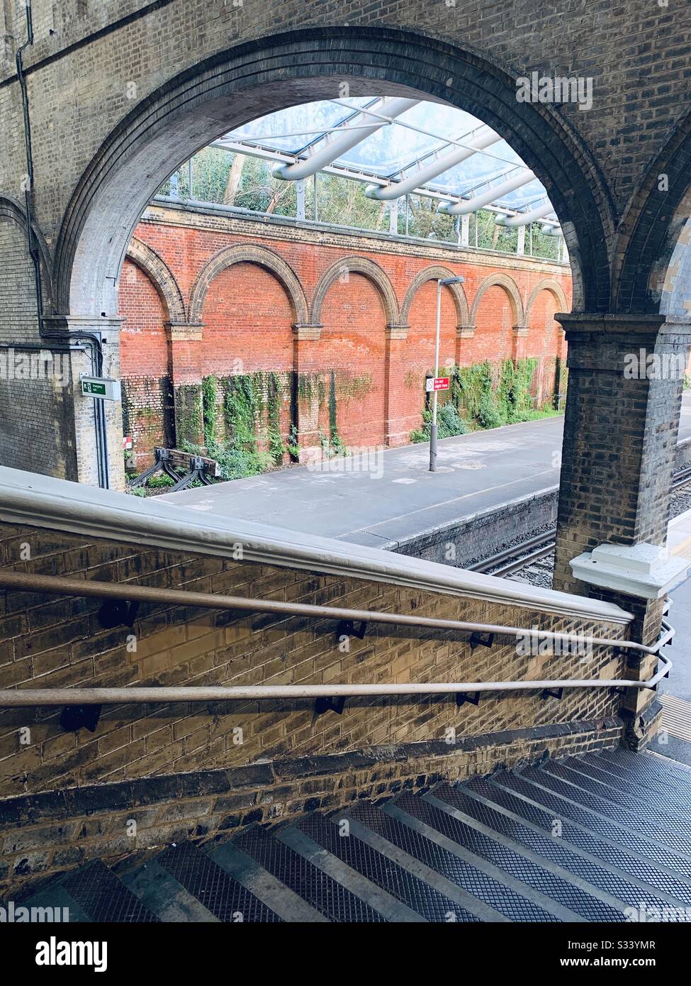 Arches intérieures de la gare Crystal Palace Banque D'Images