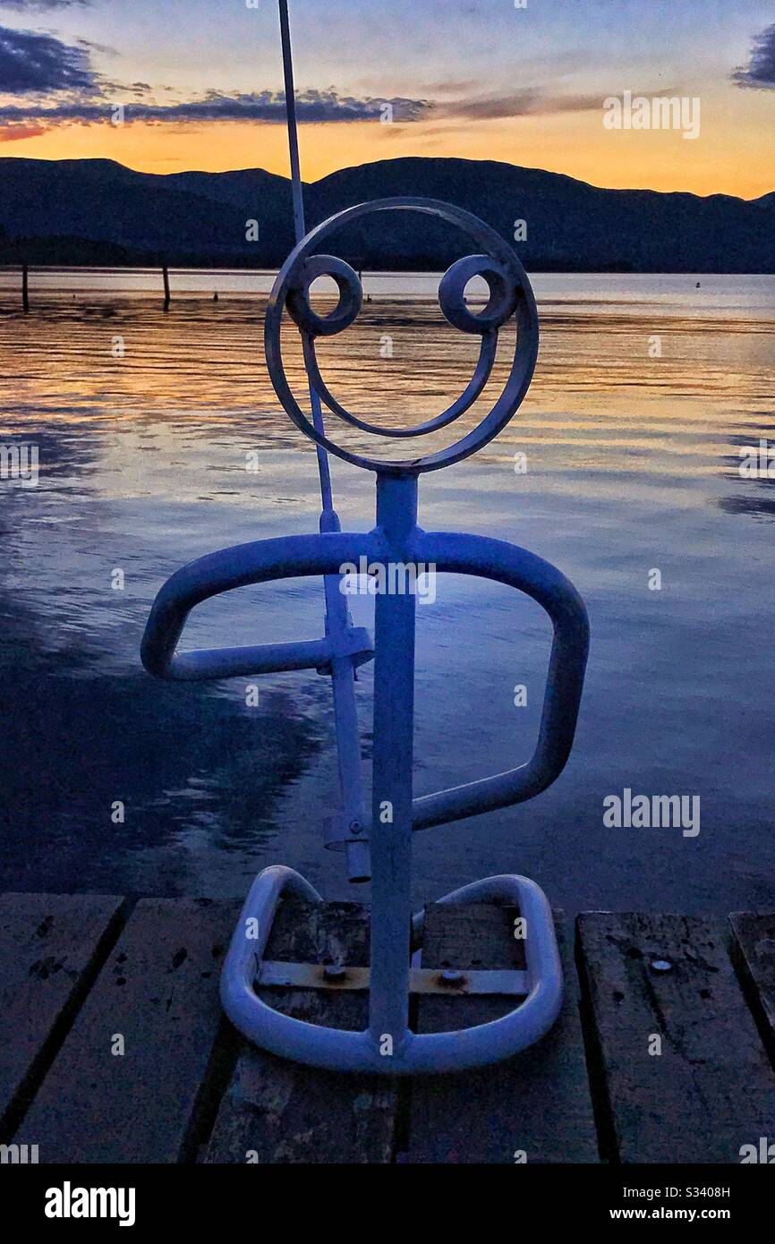 Sculpture de pêcheur à Duck Bay Marina sur Loch Lomond, Écosse. Banque D'Images