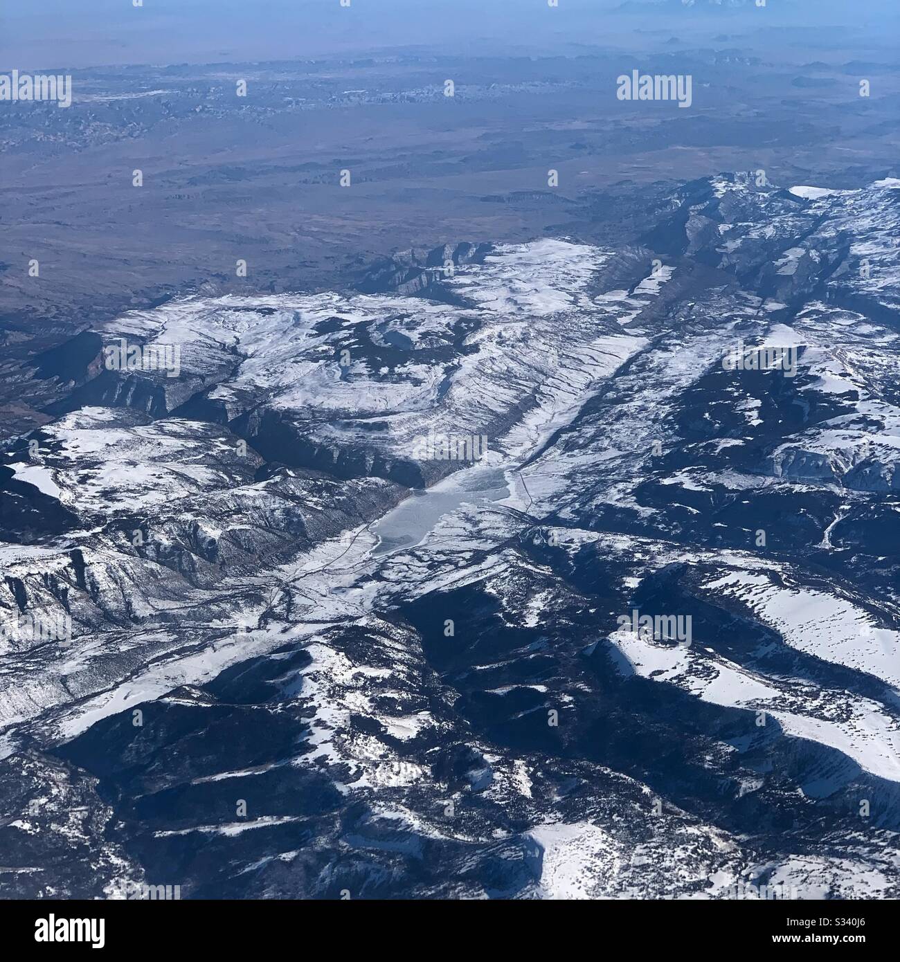 Vue aérienne du paysage occidental montagneux, États-Unis - Image de stock capturée avec un smartphone