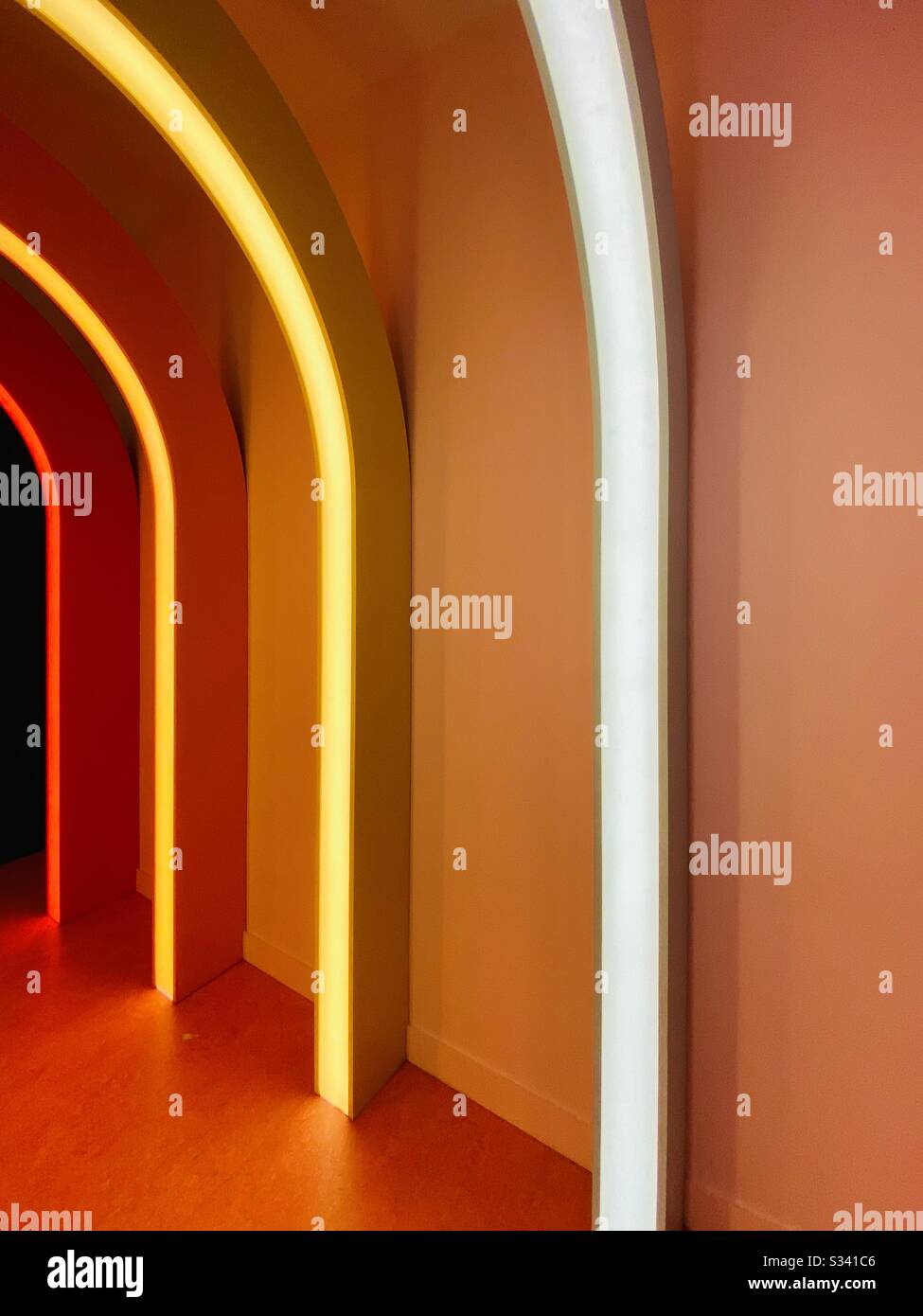 Couleurs très vives de rouge, jaune, orange et blanc ressemblant à un arc-en-ciel utile pour un fond pour un événement passionnant ou le thème des enfants. Banque D'Images
