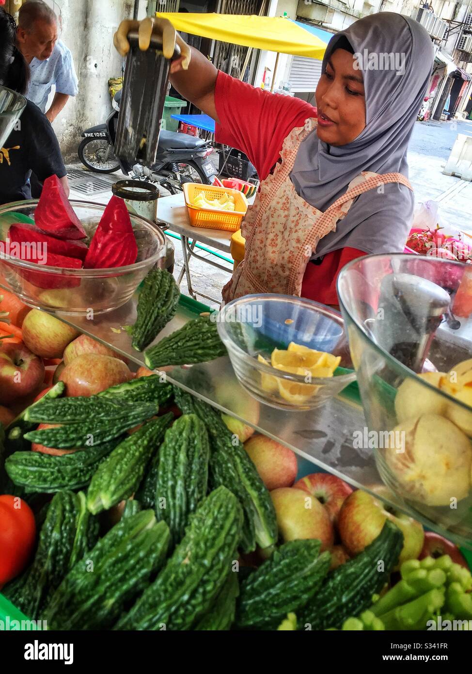 Un étalage vend des jus de fruits et de légumes fraîchement pressés, Kuala Lumpur, Malaisie Banque D'Images