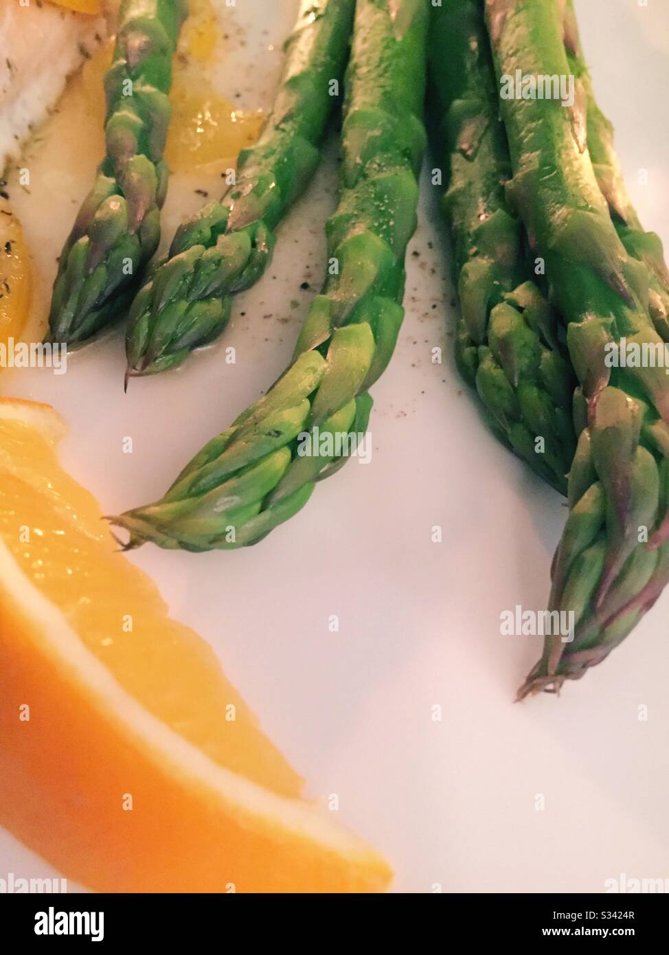 Asperges fraîches cuites sur une assiette blanche pour le dîner - Image de stock capturée avec un smartphone