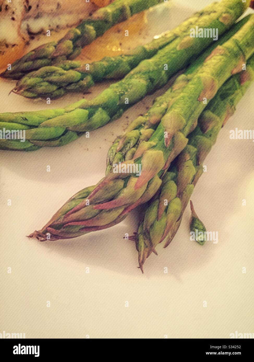 Des asperges fraîchement cuites épient sur une assiette blanche pour le dîner - Image de stock capturée avec un smartphone