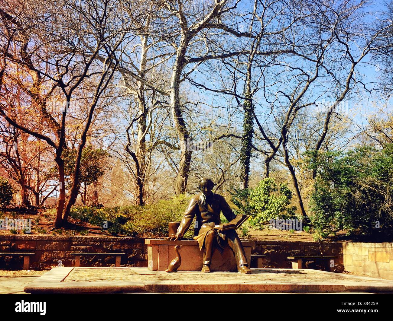 La statue de Hans Christian Andersen est située dans le parc central du petit étang de bateaux, New York, États-Unis Banque D'Images